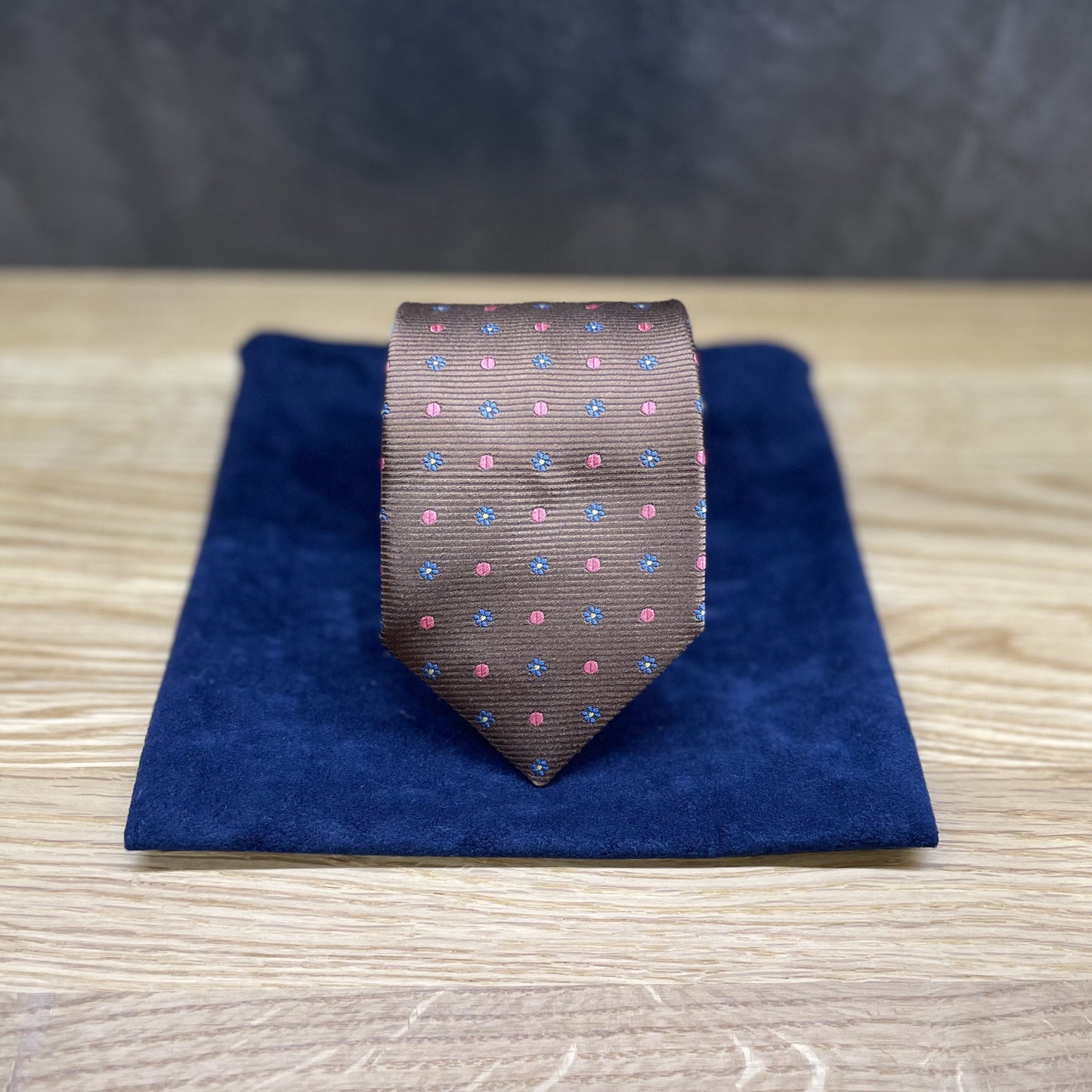 Ručně šitá hedvábná kravata - hnědá s tečkou JDobias-tailoring