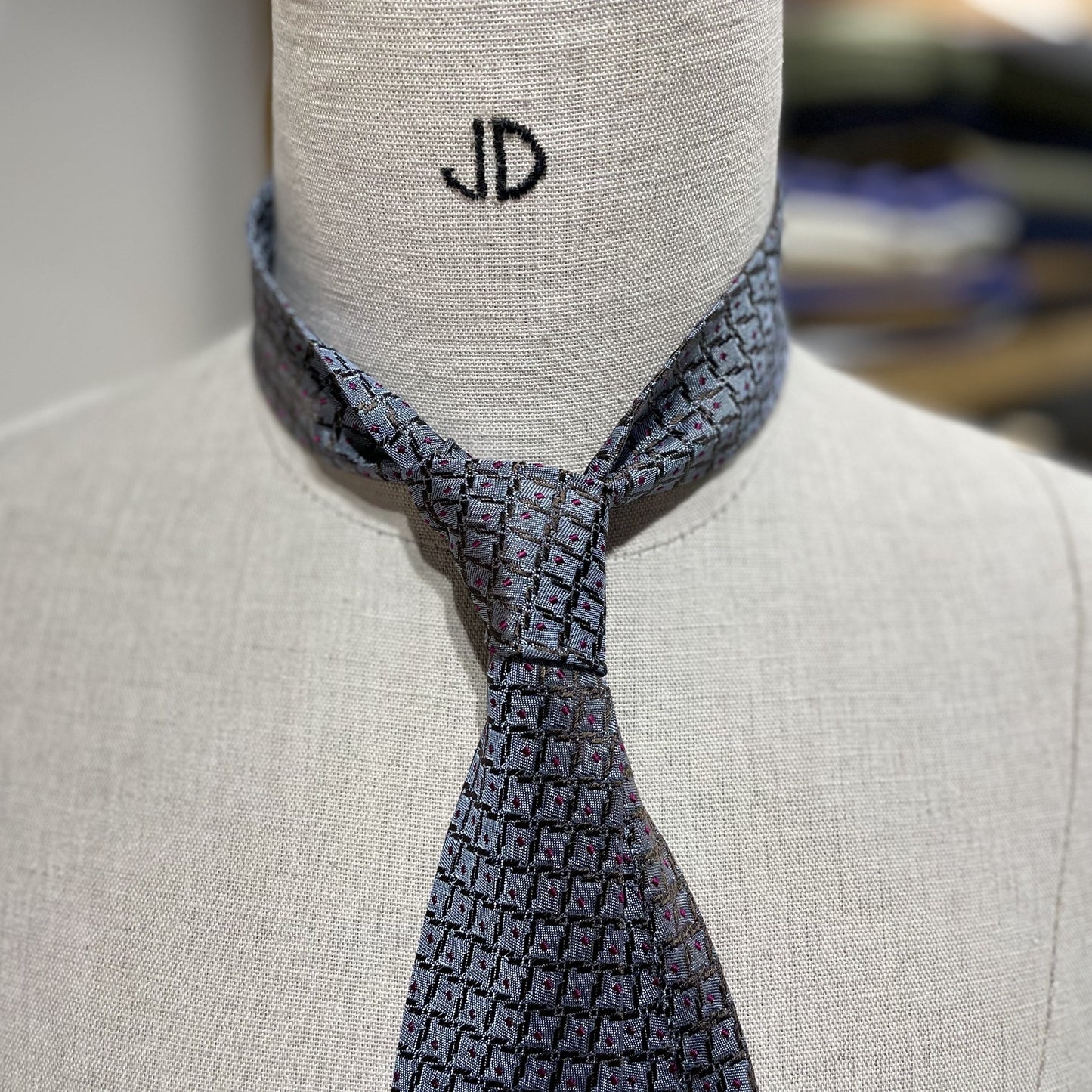 Ručně šitá hedvábná kravata - stříbrná prošívaná JDobias-tailoring
