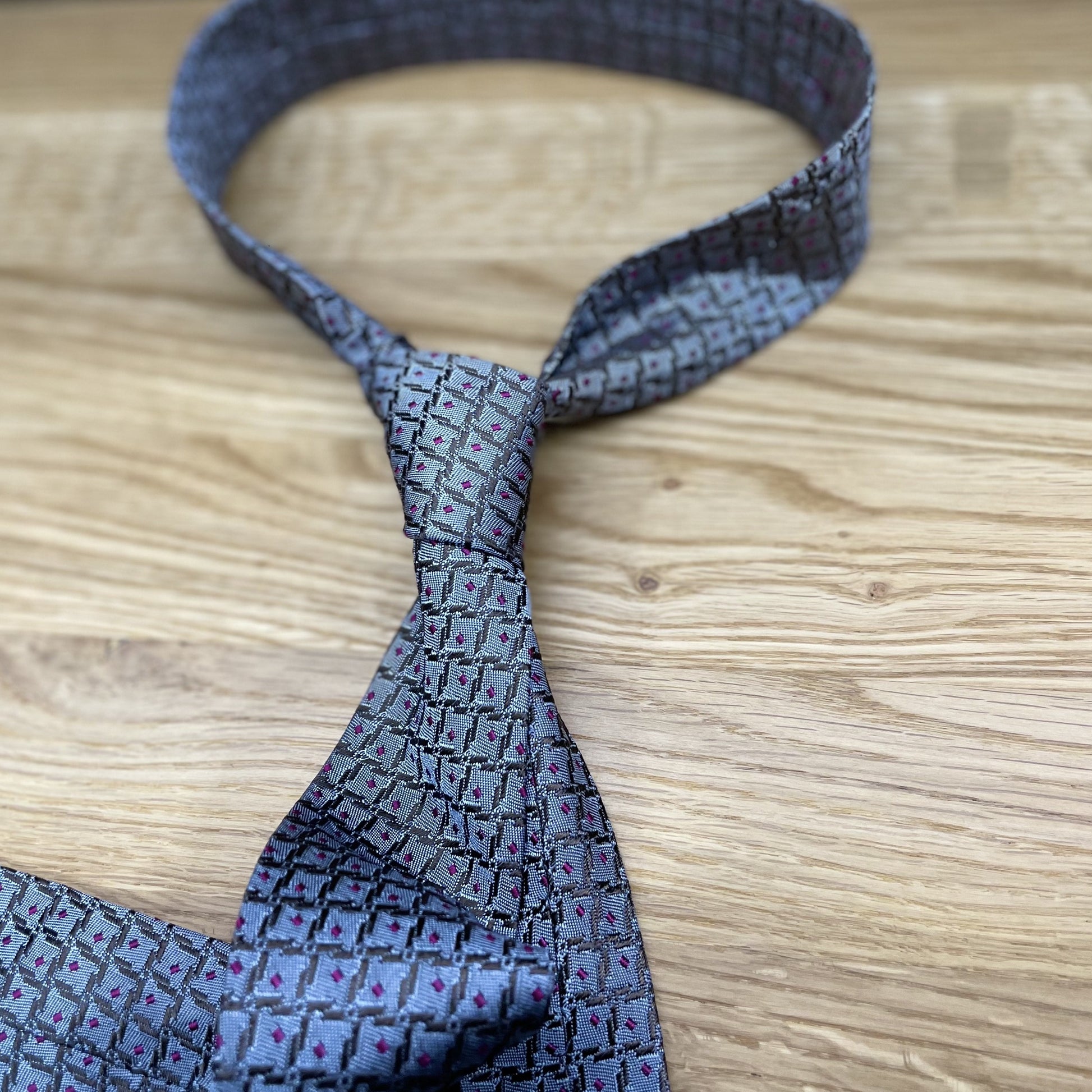 Ručně šitá hedvábná kravata - stříbrná prošívaná JDobias-tailoring