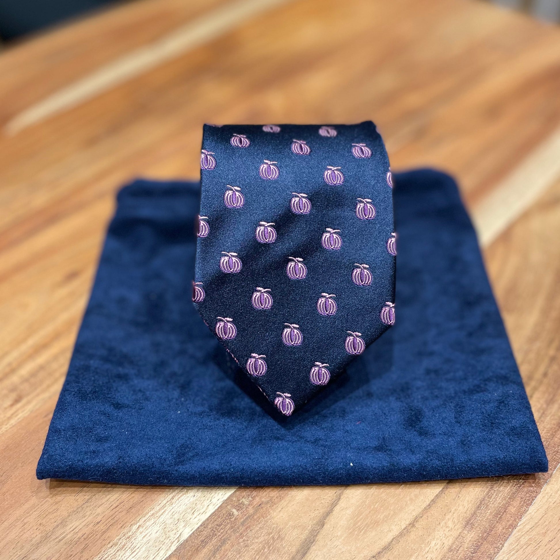 Ručně šitá hedvábná kravata - tmavě modrá s růžovým elegantním vzorem JDobias-tailoring