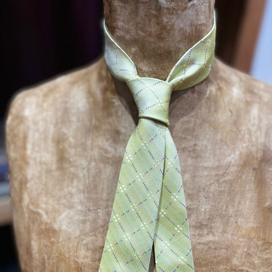 Ručně šitá hedvábná kravata - světle zelená s jemným fialovým vzorem JDobias-tailoring