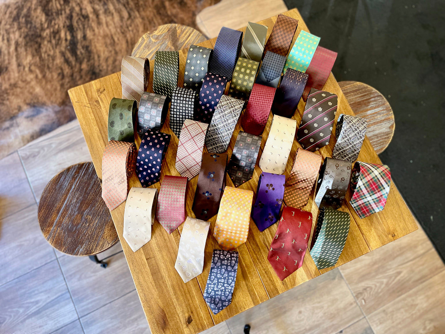 Velký výběr ručně šitých luxusních kravat. 