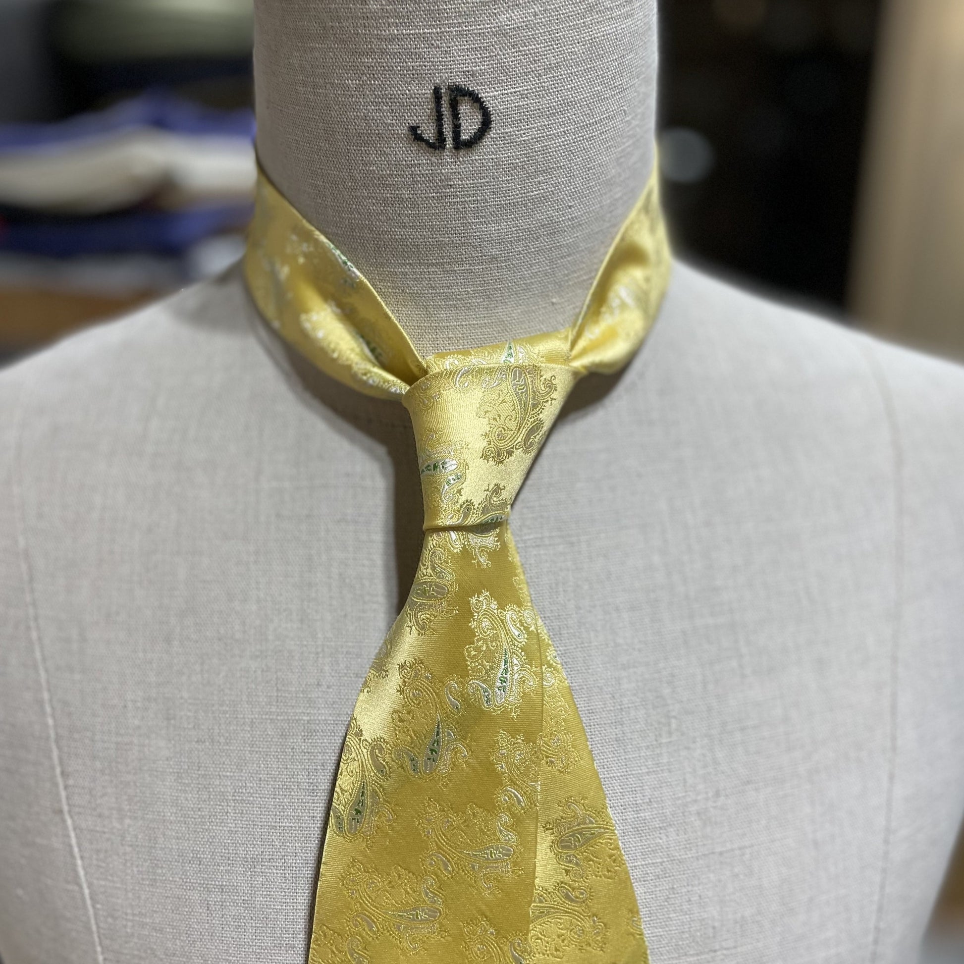 Ručně šitá hedvábná kravata se vzorem paisley - žlutá JDobias-tailoring