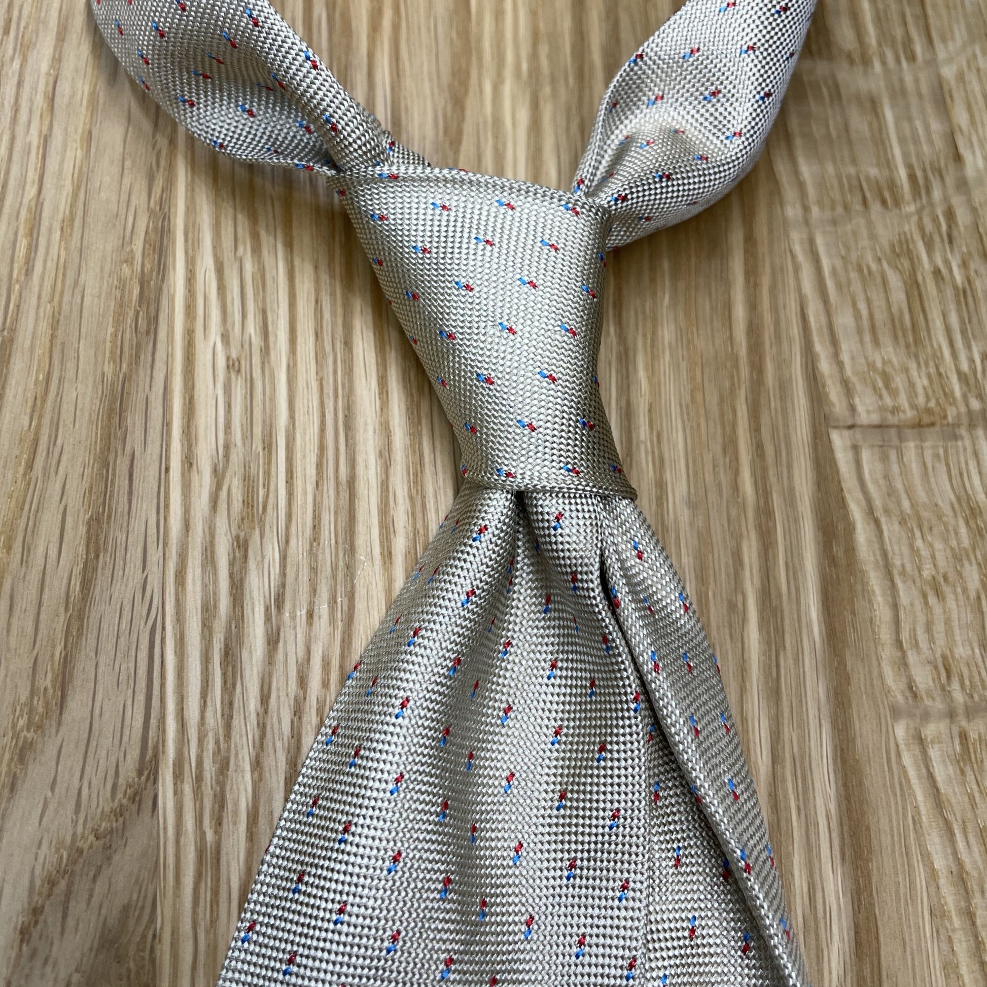 Ručně šitá hedvábná kravata prošívaná - stříbrná JDobias-tailoring