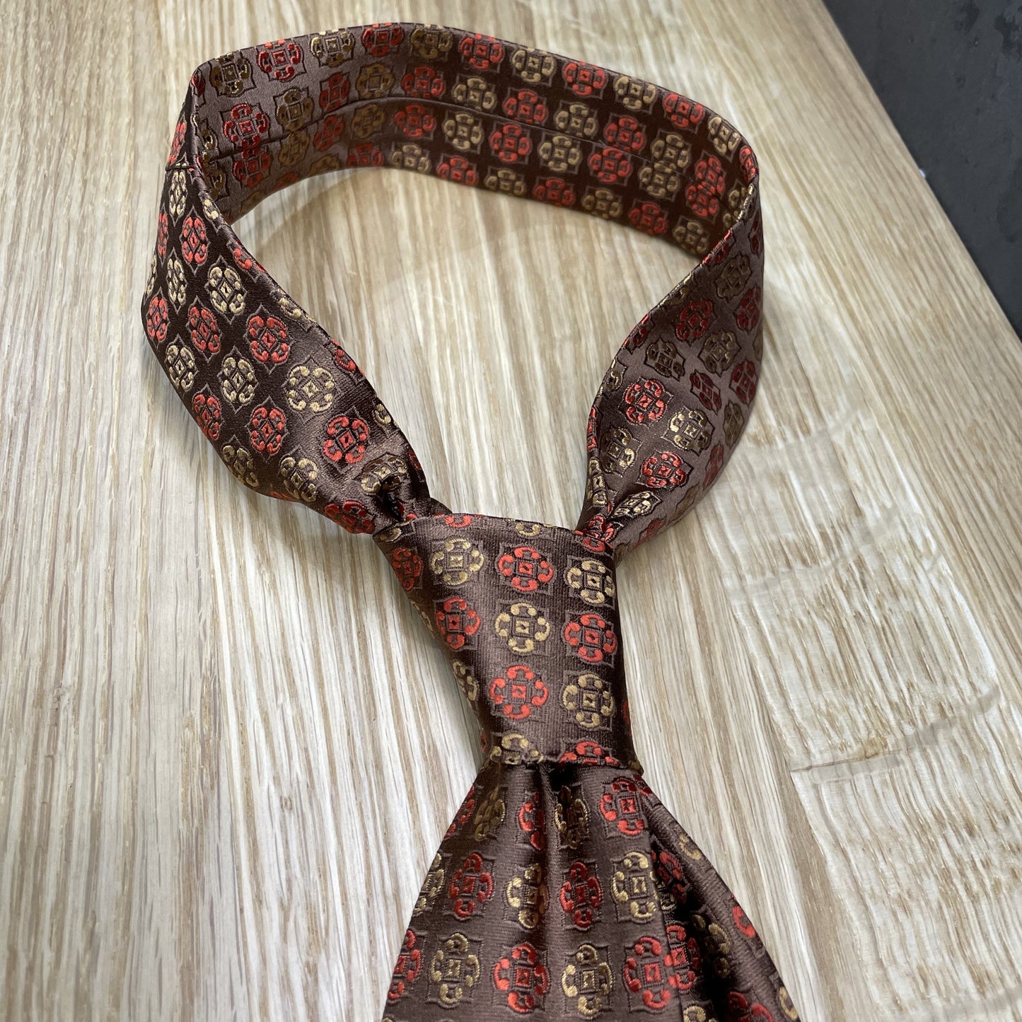 Ručně šitá hedvábná kravata s vyšitým vzorem - hnědá JDobias-tailoring