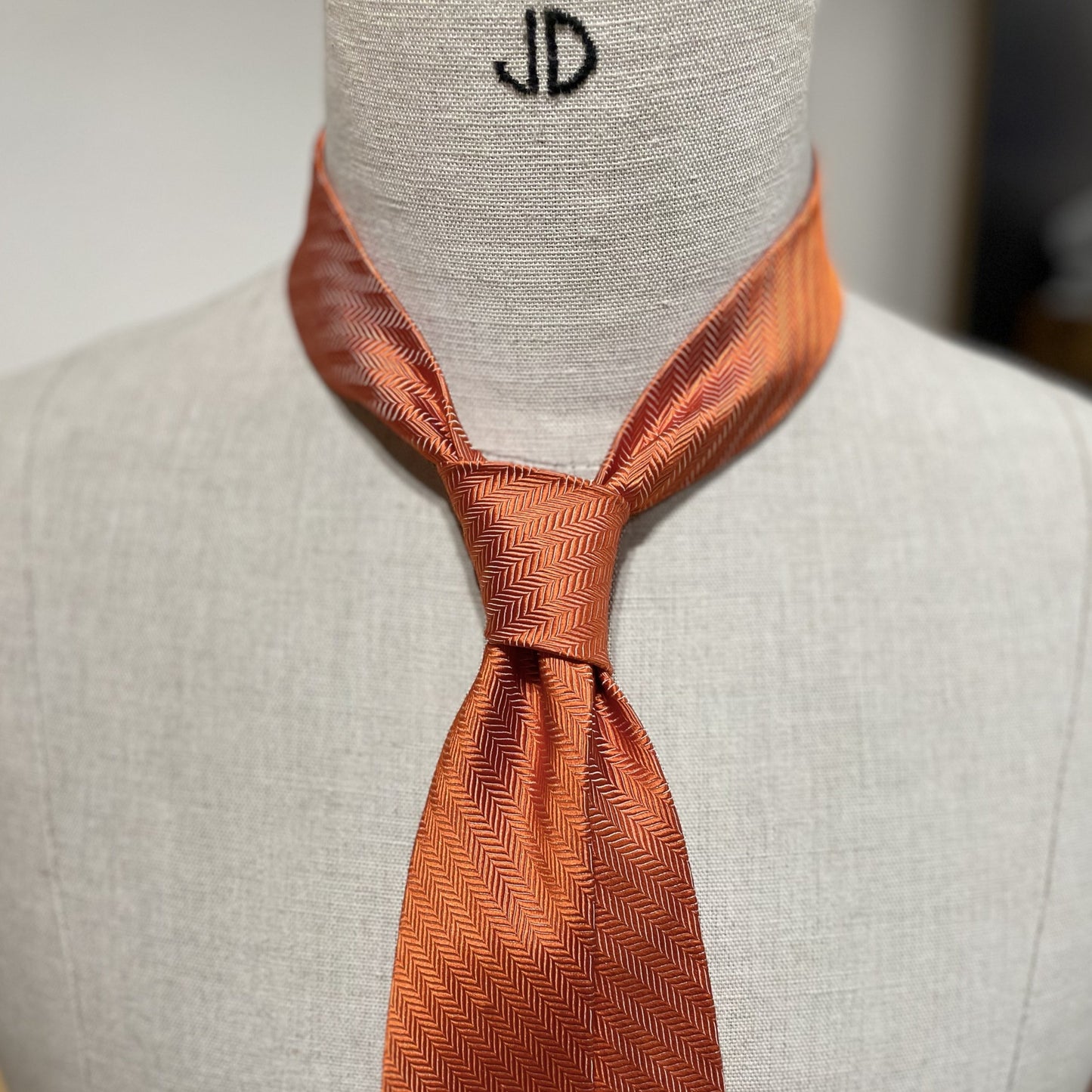 Ručně šitá hedvábná kravata - oranžová JDobias-tailoring