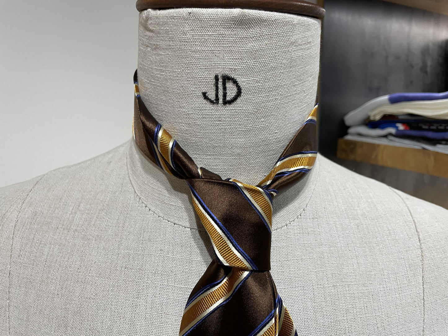 Ručně šitá hedvábná kravata - retro hnědá JDobias-tailoring