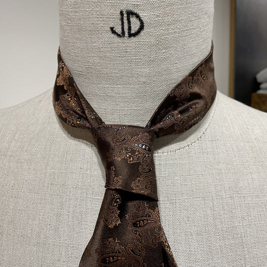 Ručně šitá hedvábná kravata se vzorem paisley - hnědá JDobias-tailoring