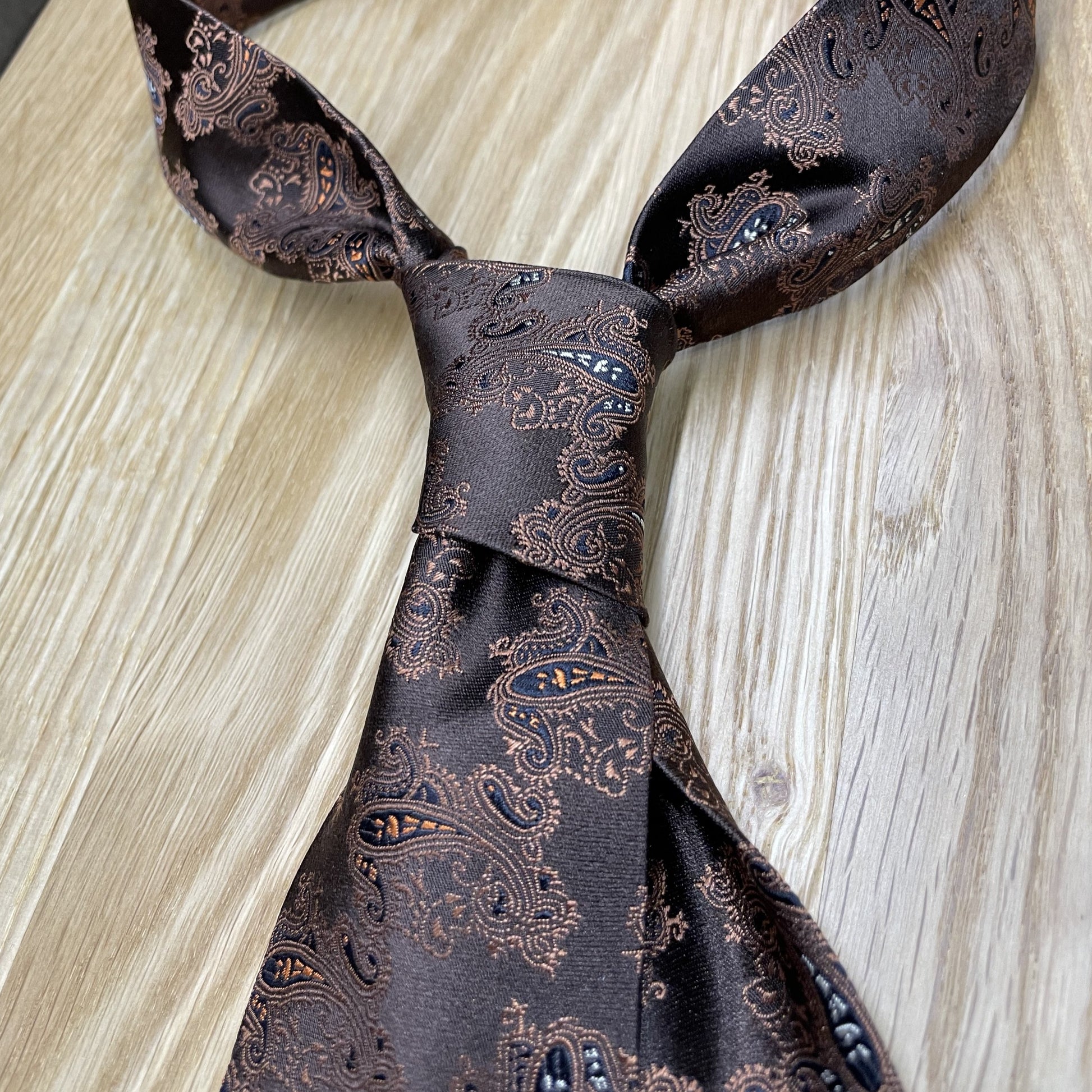 Ručně šitá hedvábná kravata se vzorem paisley - hnědá JDobias-tailoring