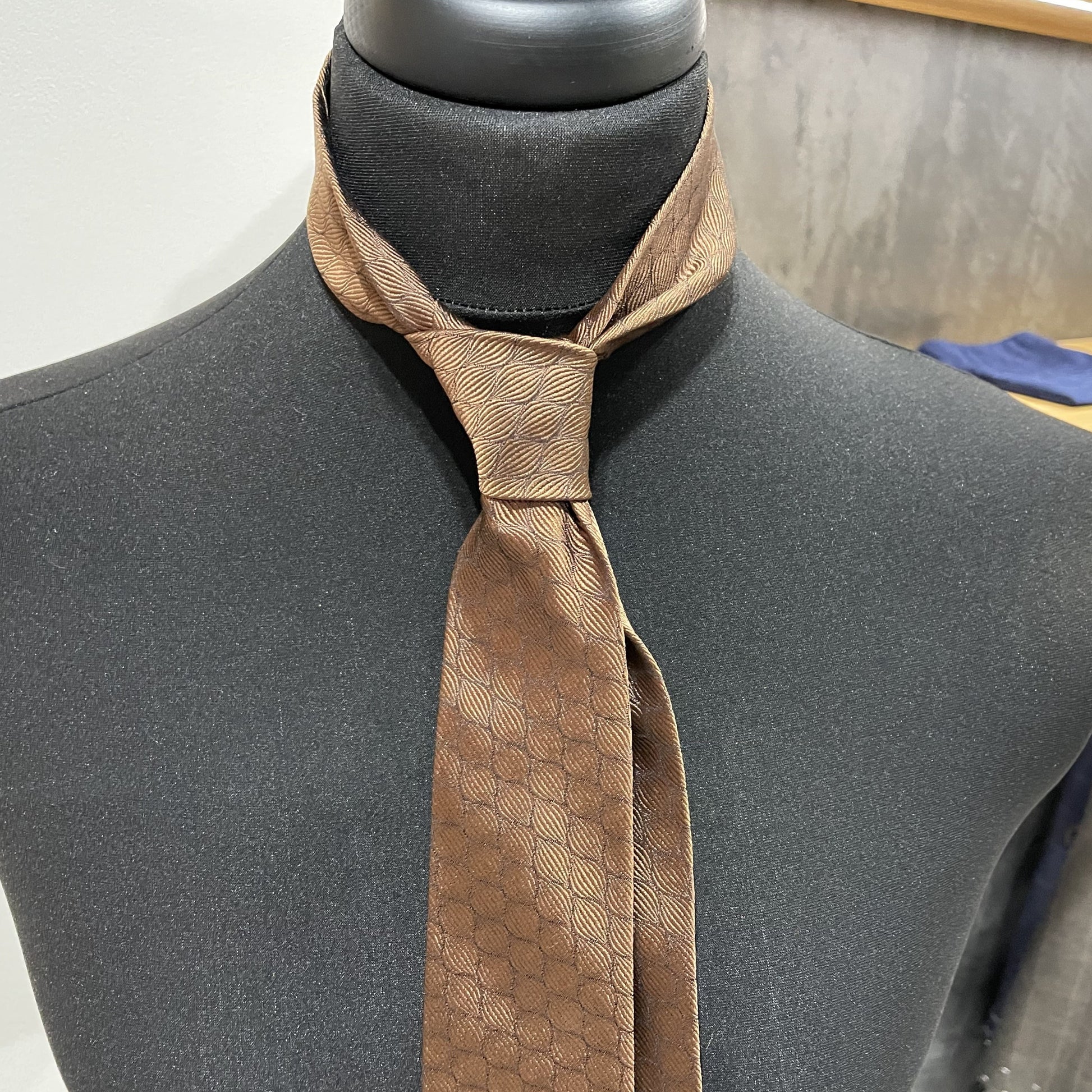 Ručně šitá hedvábná kravata - bronzová JDobias-tailoring