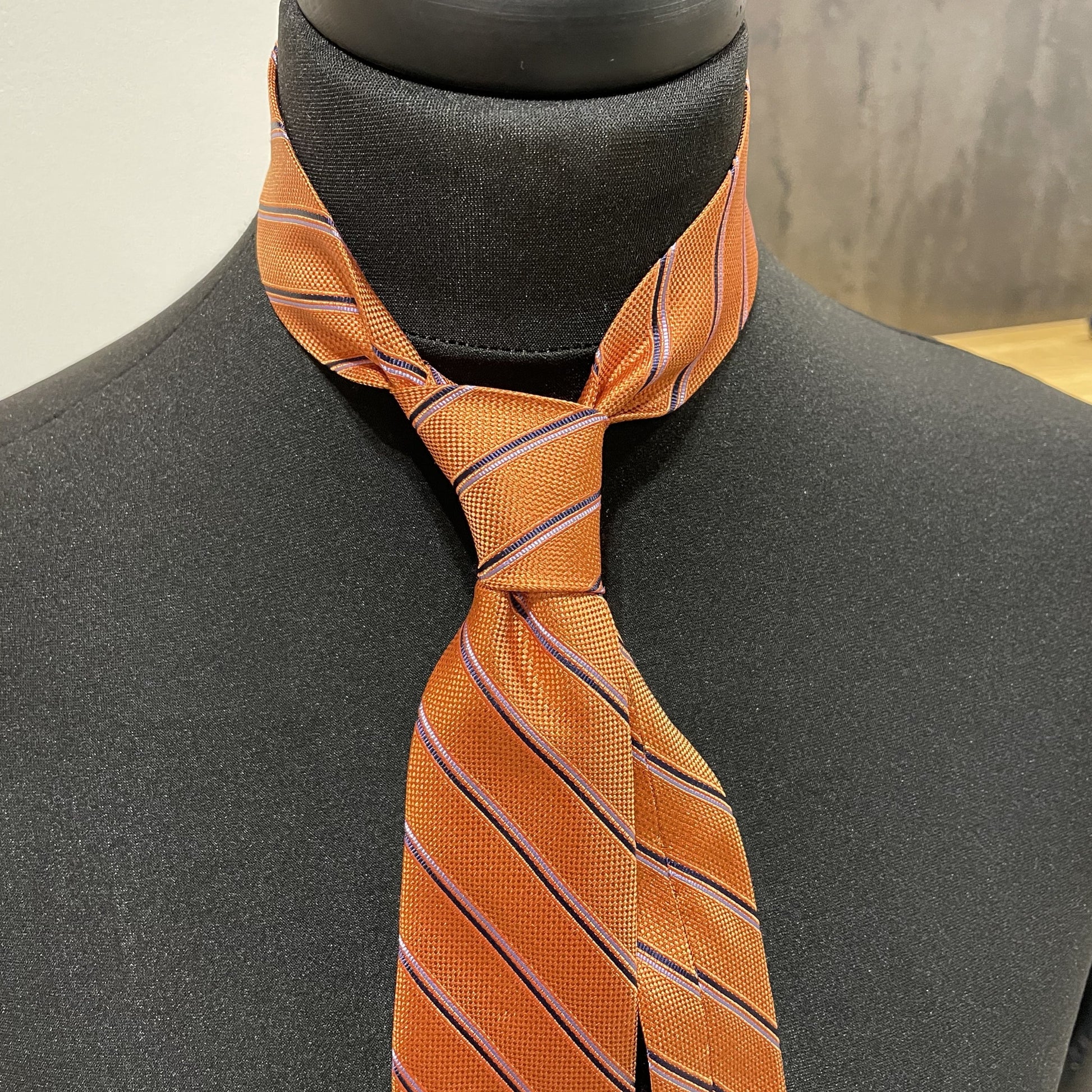 Ručně šitá hedvábná kravata - oranžová retro JDobias-tailoring