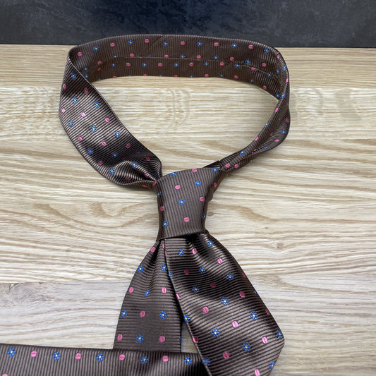 Ručně šitá hedvábná kravata - hnědá s tečkou JDobias-tailoring
