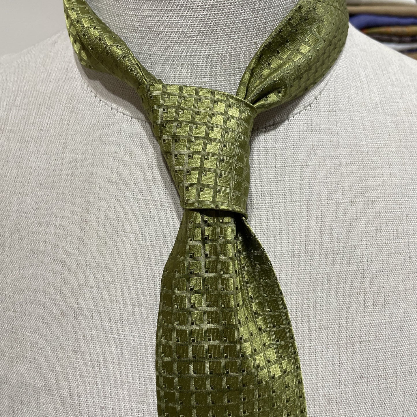Ručně šitá hedvábná kravata - zelená jemná JDobias-tailoring