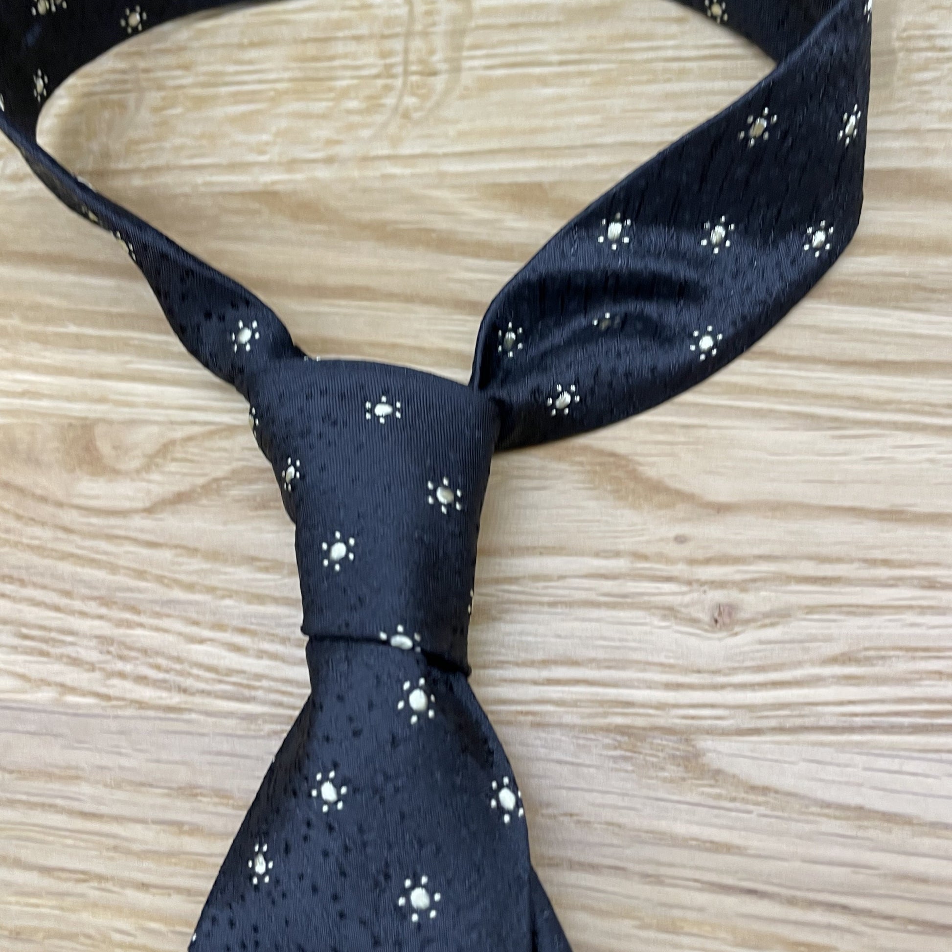 Ručně šitá hedvábná kravata - černá prošívaná JDobias-tailoring