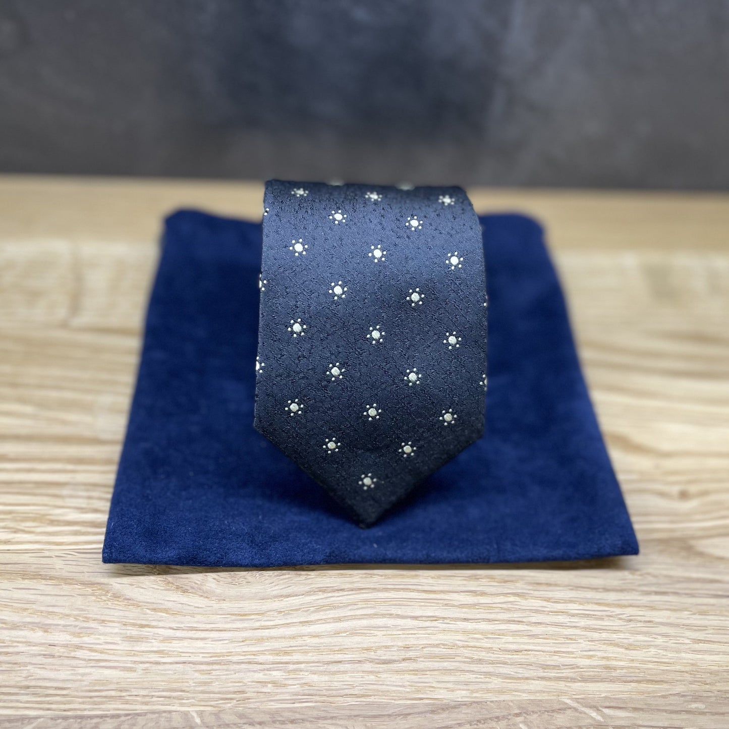 Ručně šitá hedvábná kravata - černá prošívaná JDobias-tailoring