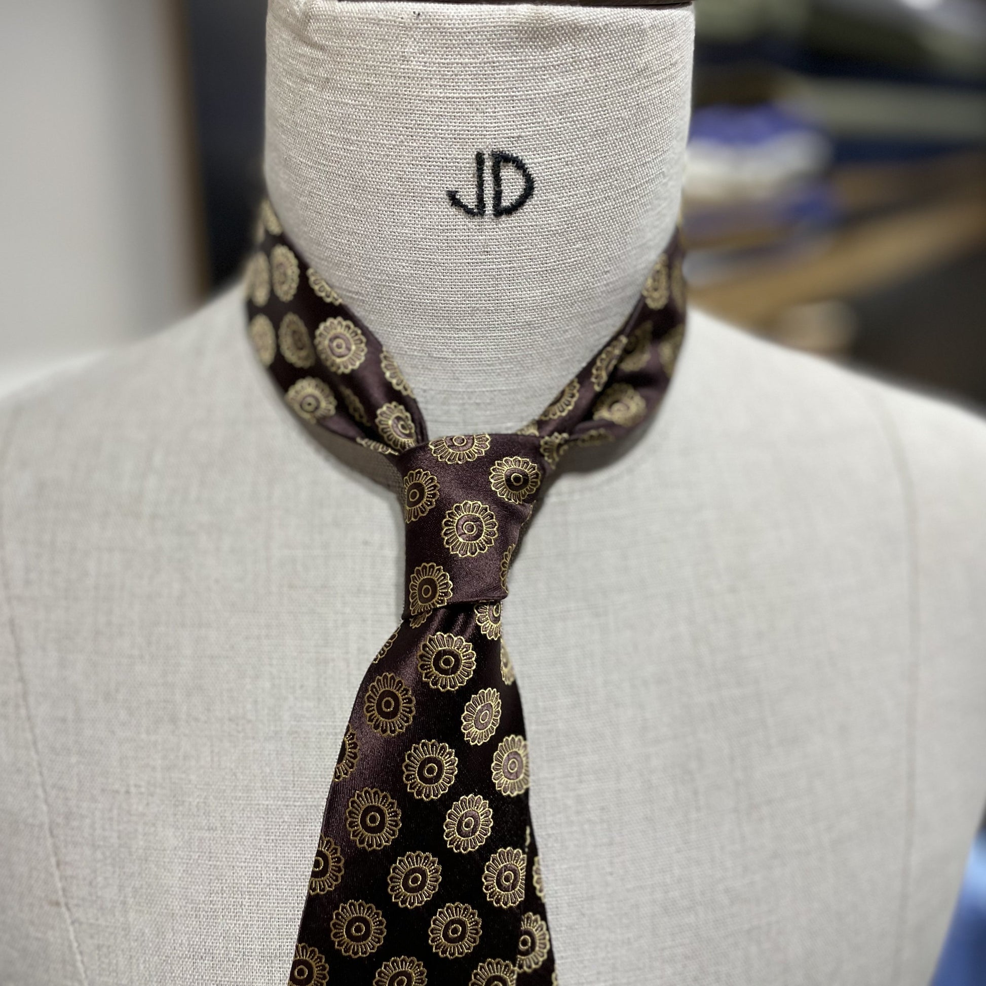 Ručně šitá hedvábná kravata - vínová se zlatým vzorem JDobias-tailoring