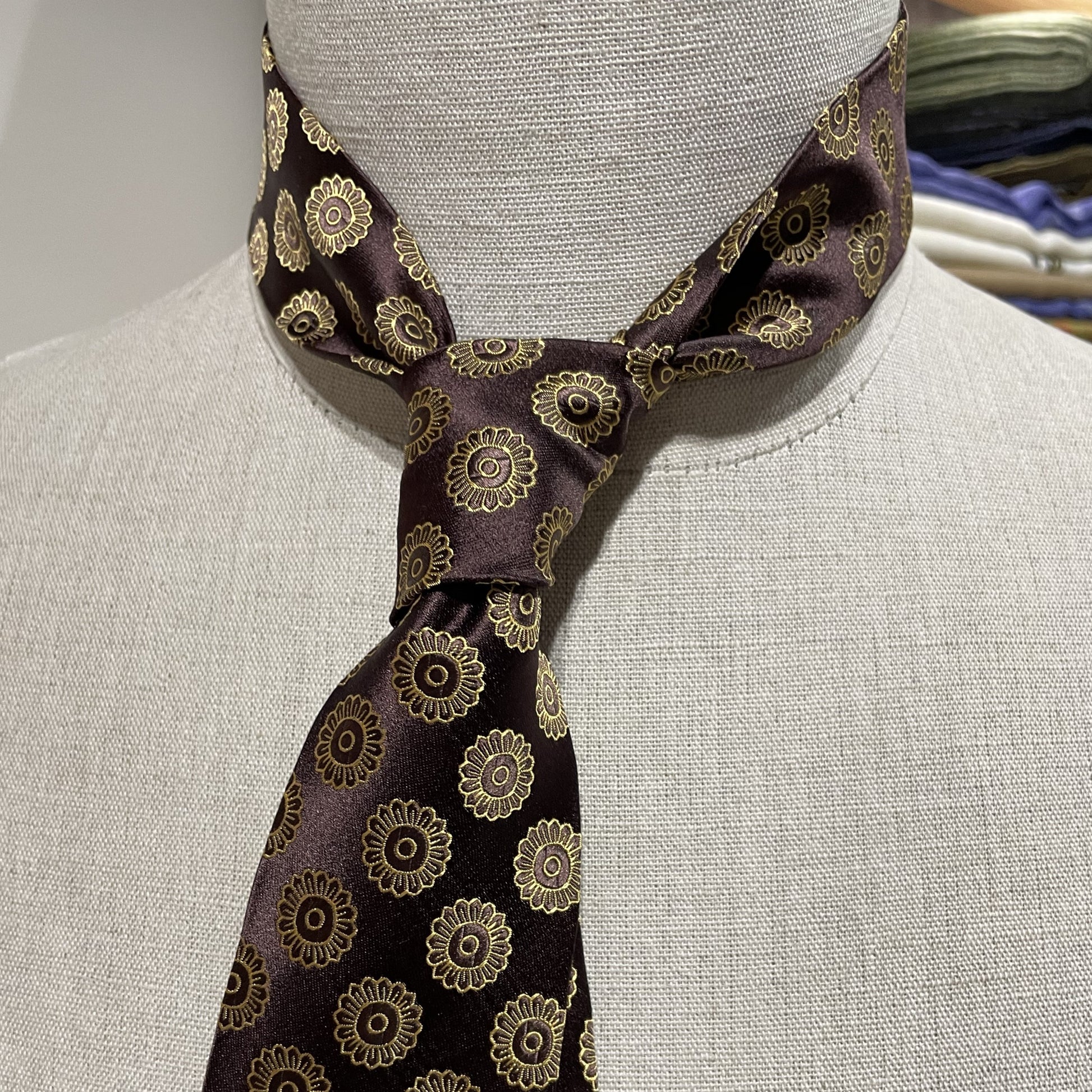 Ručně šitá hedvábná kravata - vínová se zlatým vzorem JDobias-tailoring