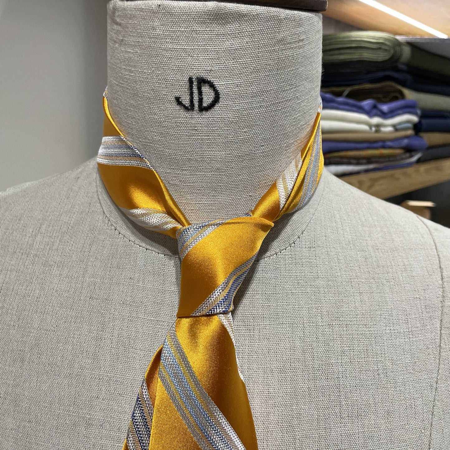 Ručně šitá hedvábná kravata - zlato stříbrná JDobias-tailoring