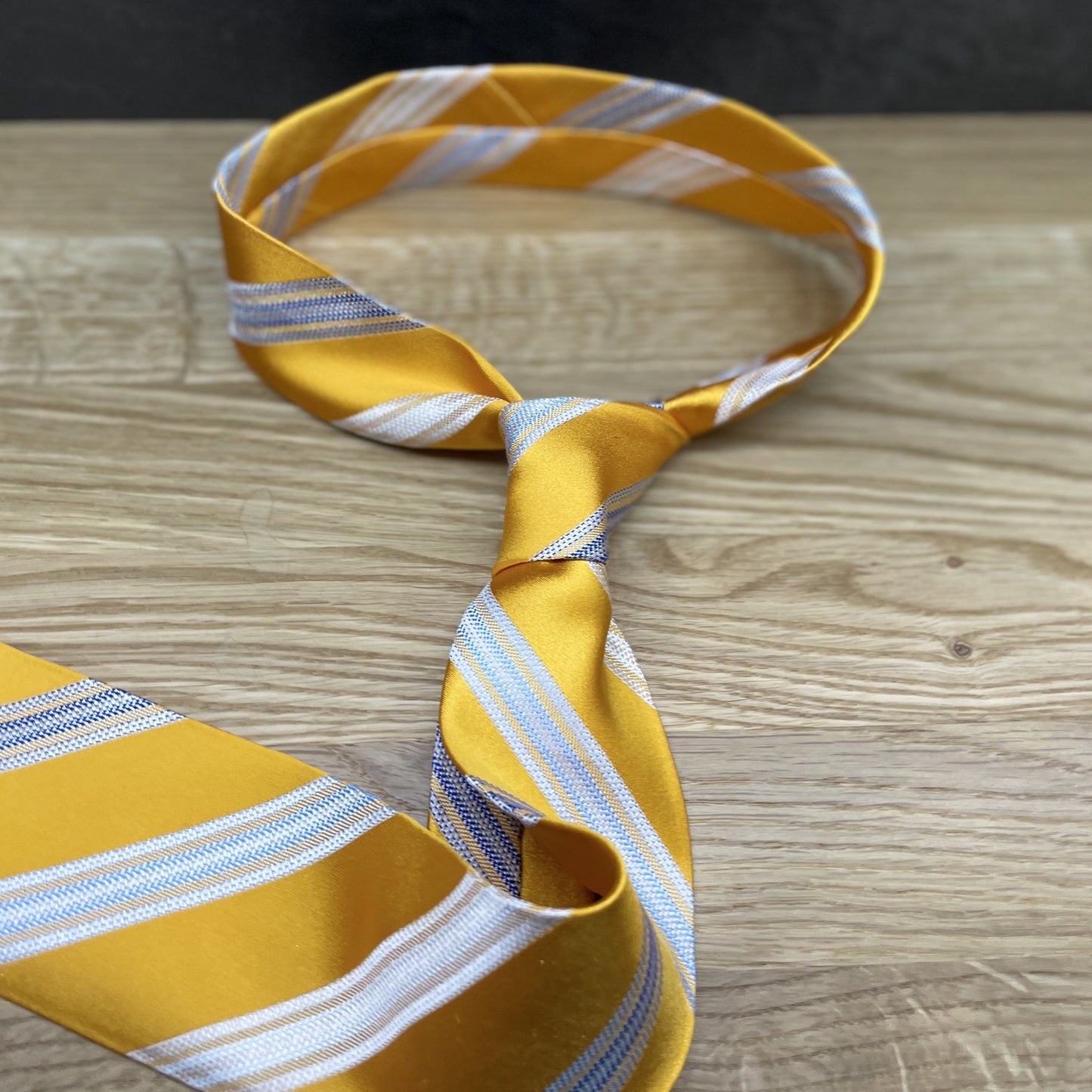 Ručně šitá hedvábná kravata - zlato stříbrná JDobias-tailoring