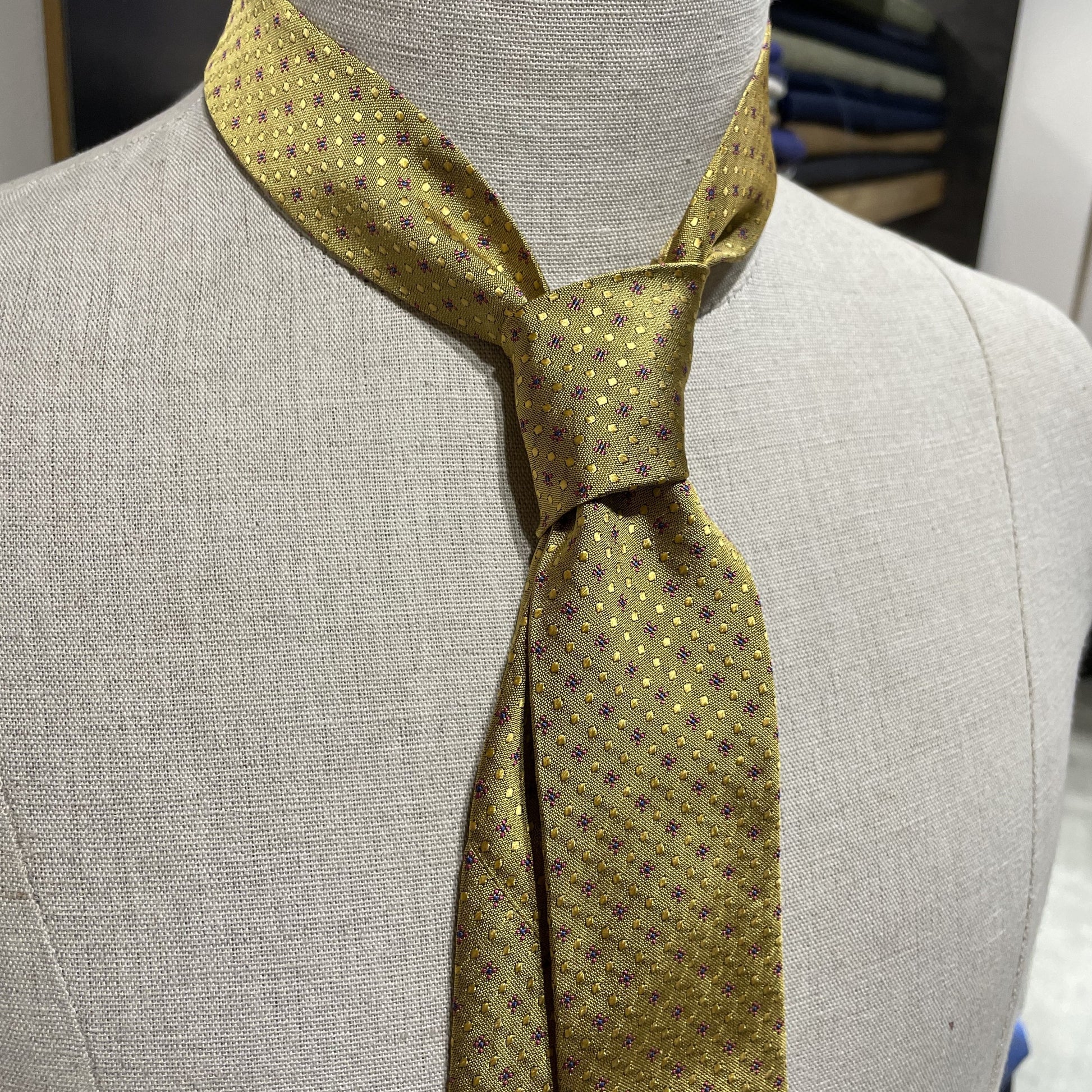 Ručně šitá hedvábná kravata - zlatá prošívaná JDobias-tailoring