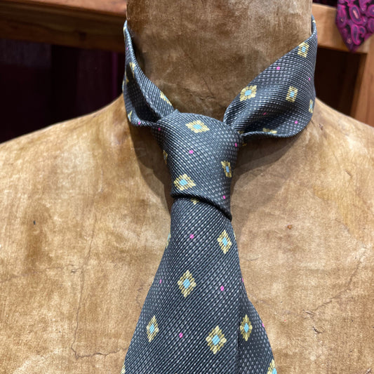 Ručně šitá hedvábná kravata - šedá se vzorem JDobias-tailoring