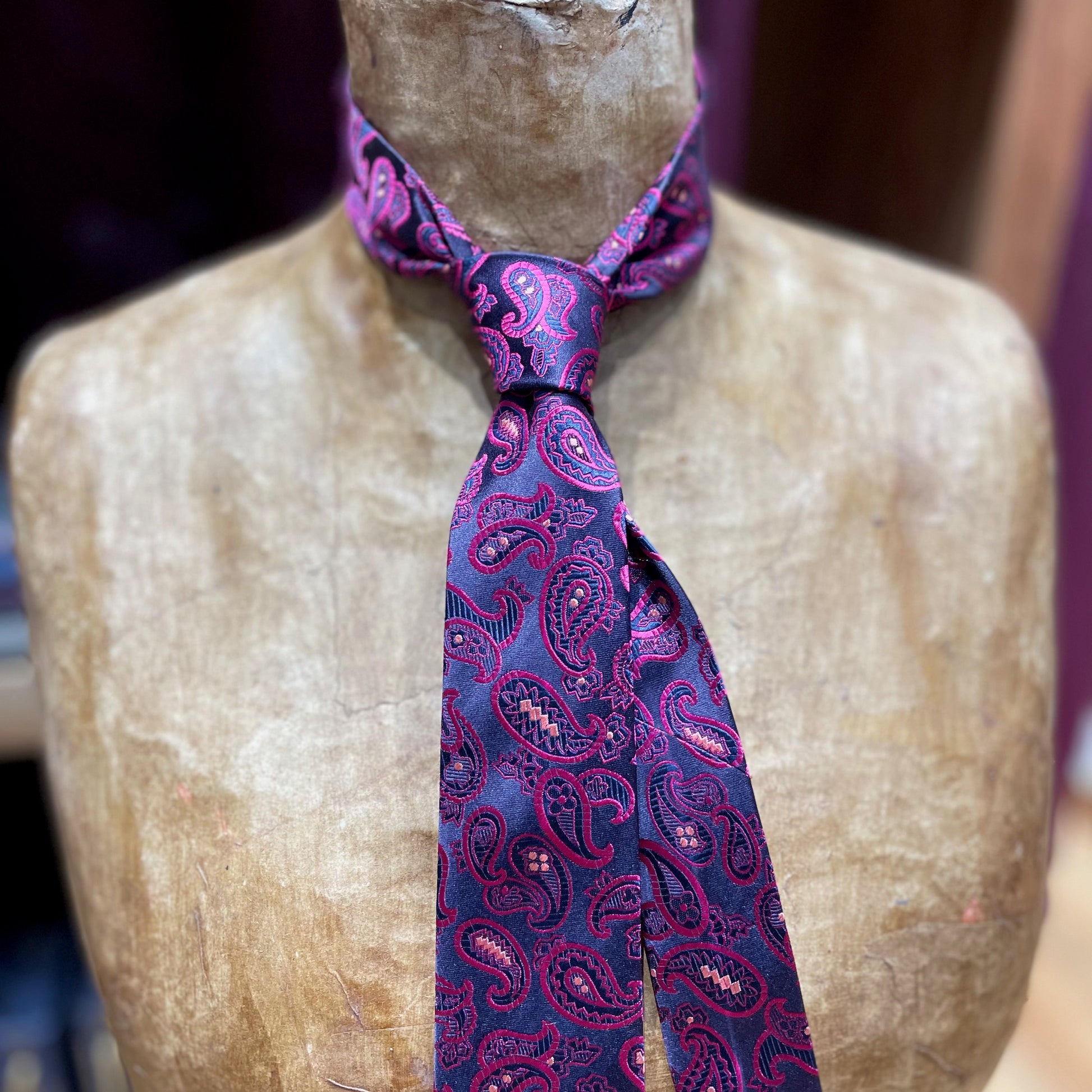 Ručně šitá hedvábná kravata - fialová se vzorem JDobias-tailoring