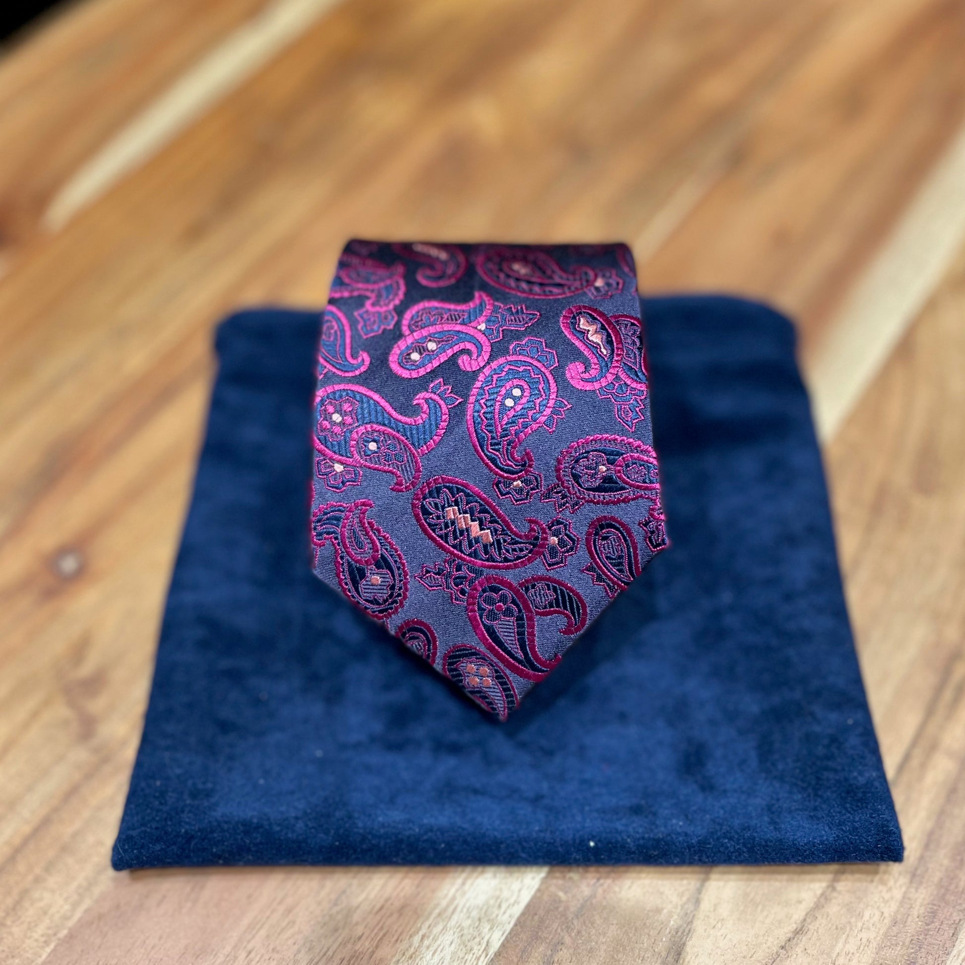 Ručně šitá hedvábná kravata - fialová se vzorem JDobias-tailoring
