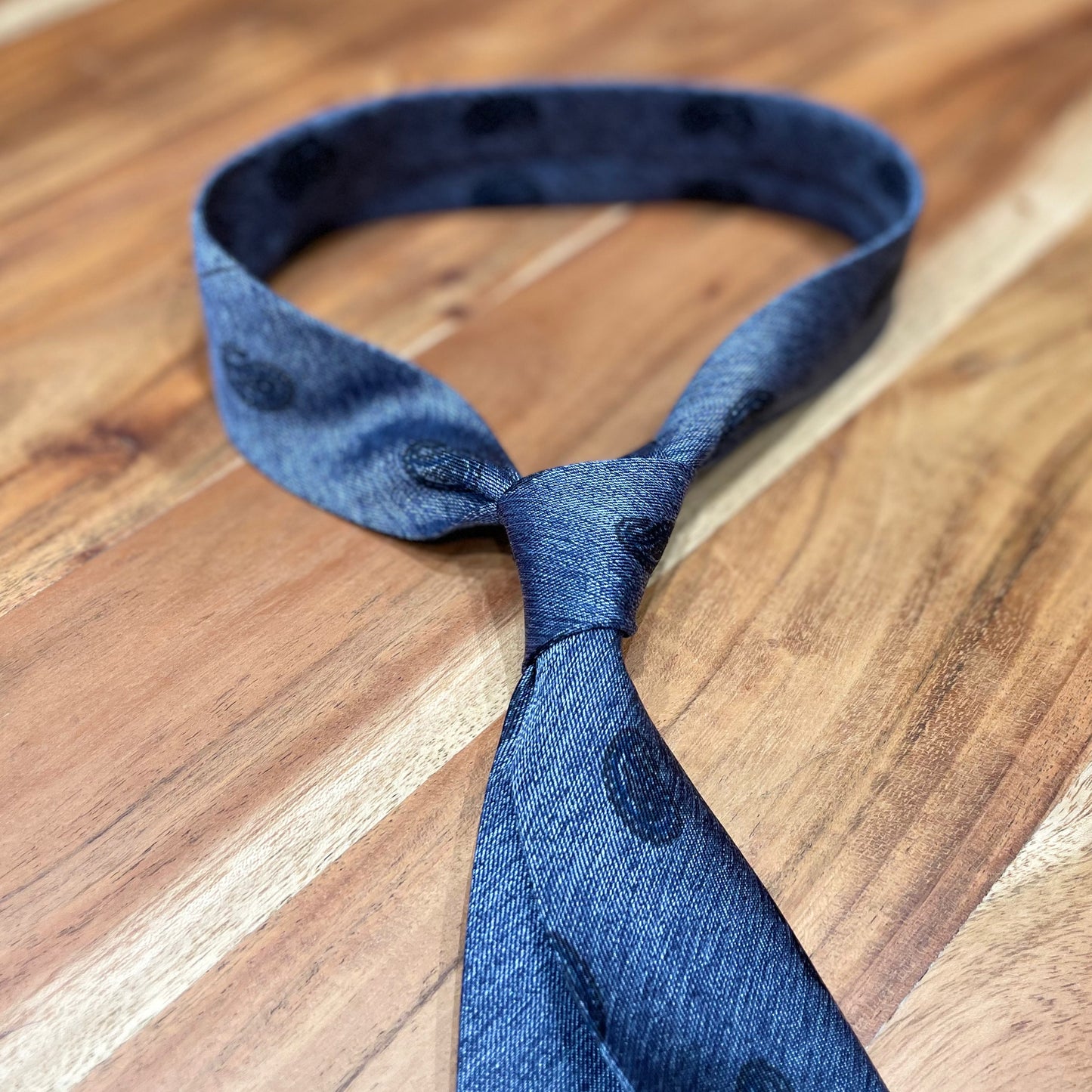 Ručně šitá hedvábná kravata - šedá se vzorem JDobias-tailoring