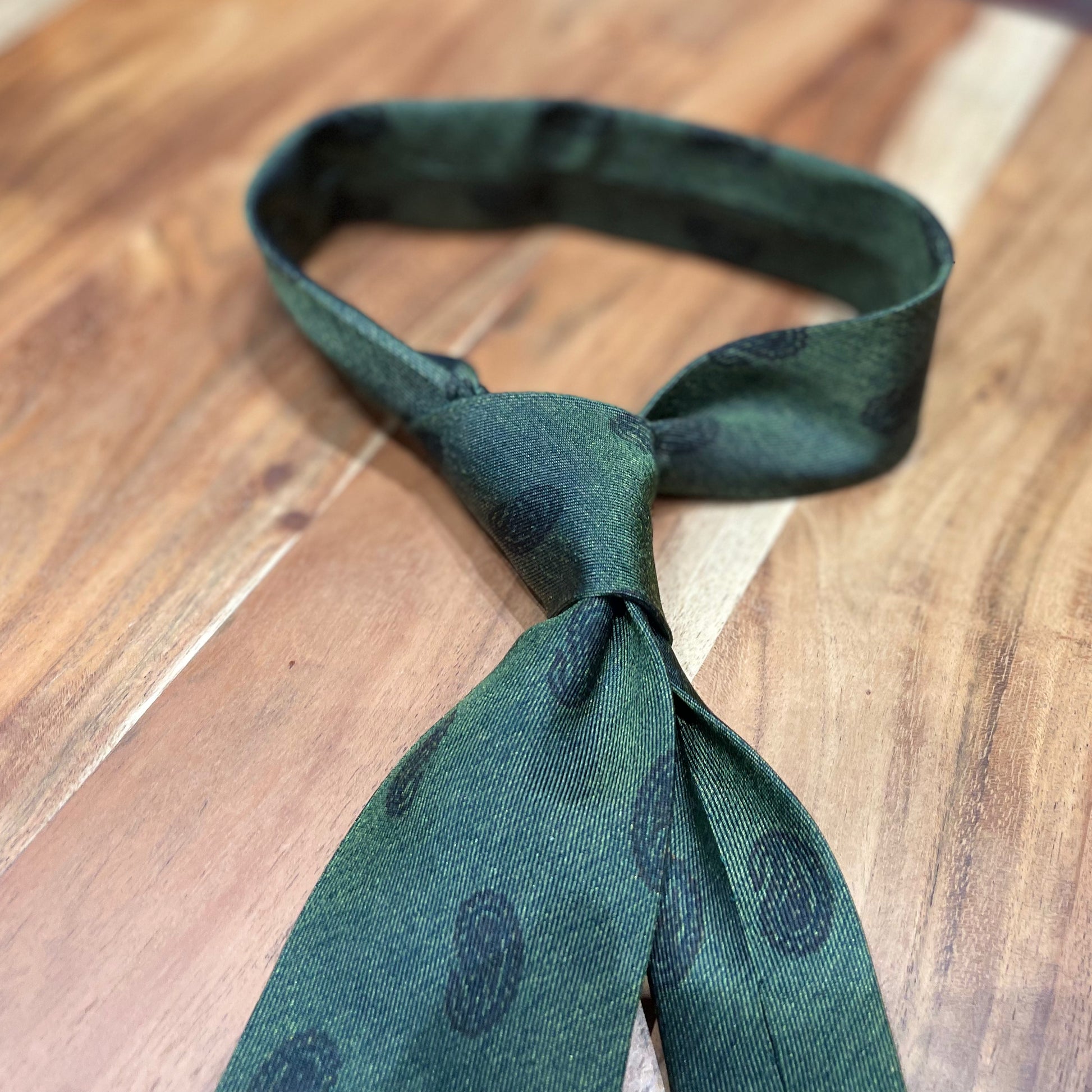 Ručně šitá hedvábná kravata - zelená se vzorem JDobias-tailoring