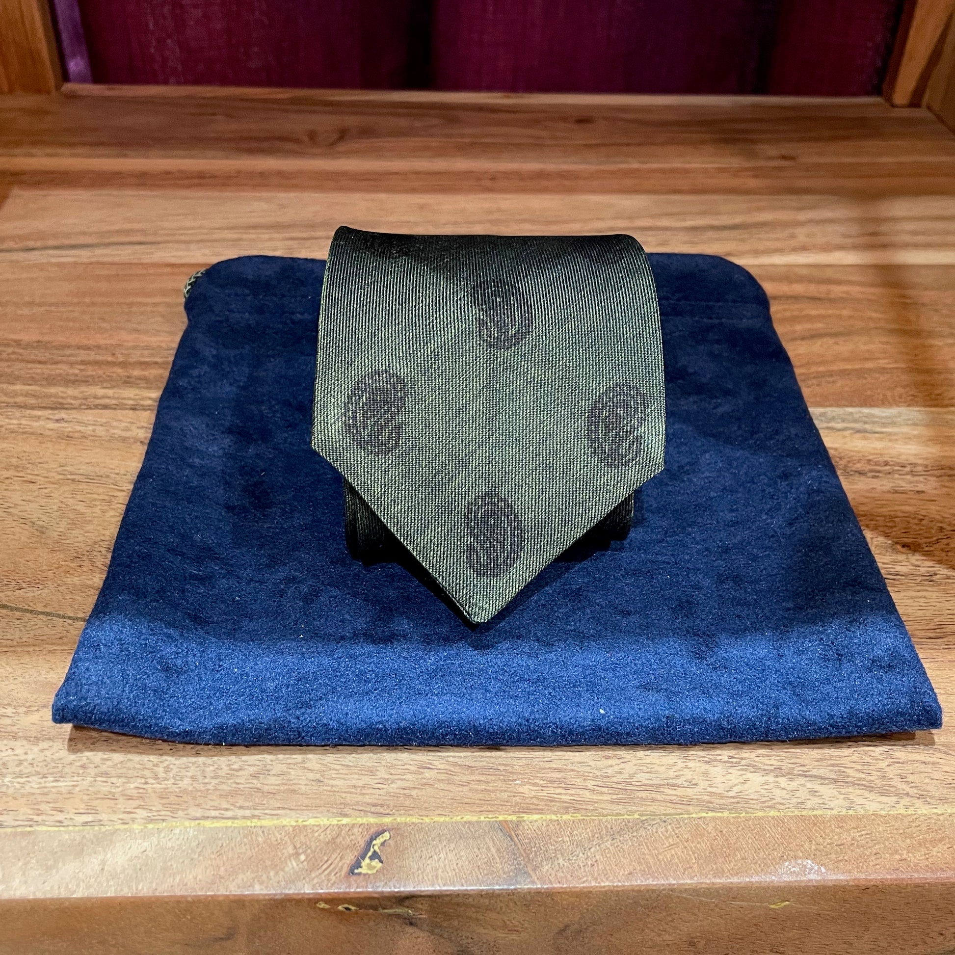Ručně šitá hedvábná kravata - zelená se vzorem JDobias-tailoring