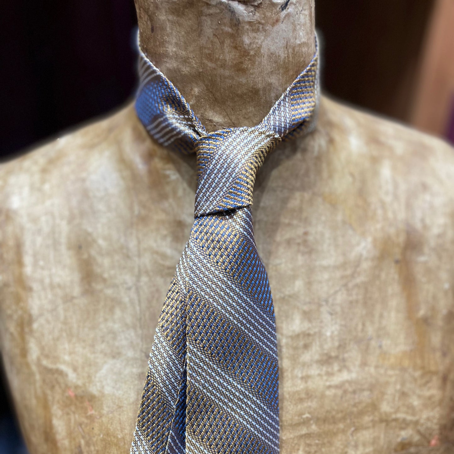 Ručně šitá hedvábná kravata - zlatá s modrým vzorem JDobias-tailoring
