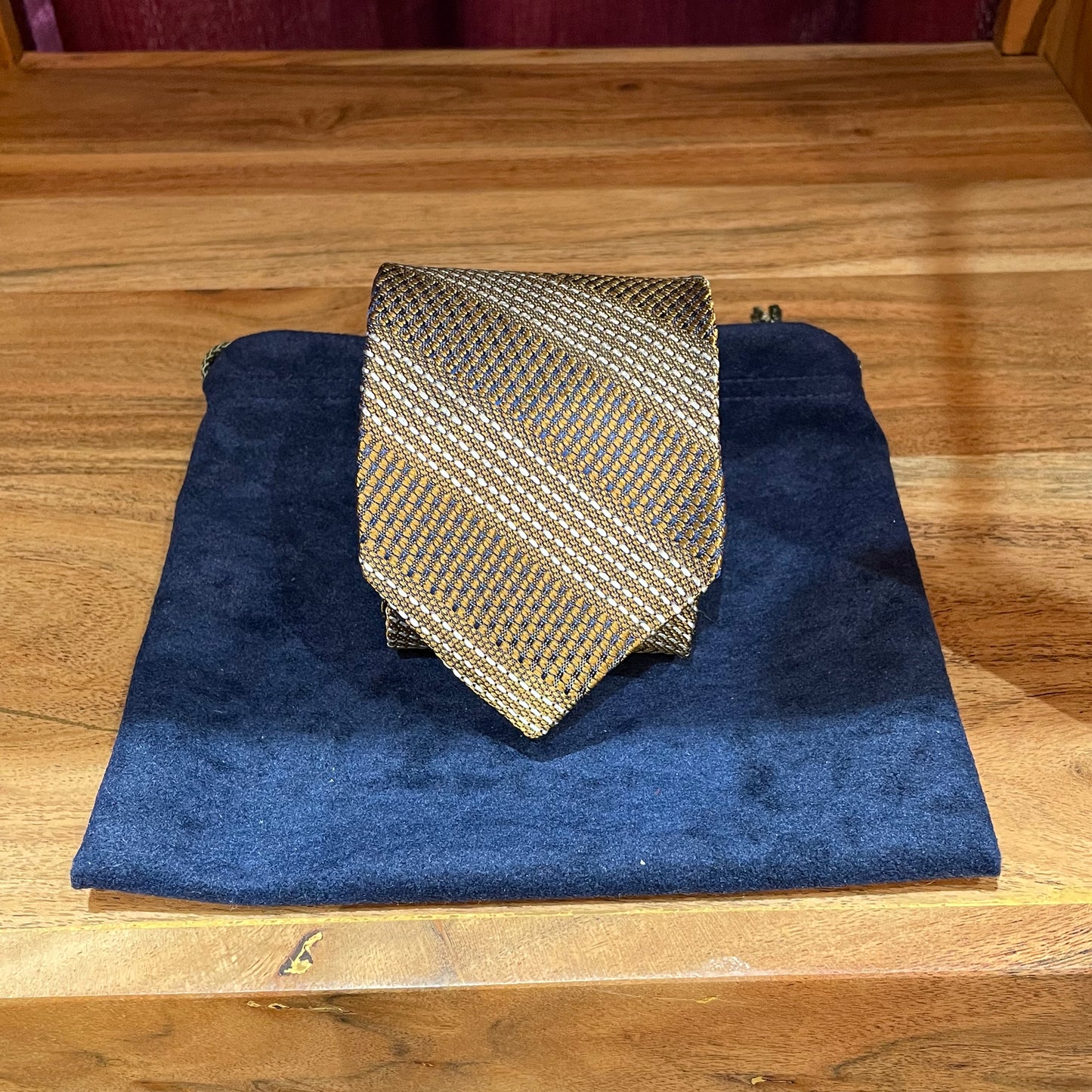 Ručně šitá hedvábná kravata - zlatá s modrým vzorem JDobias-tailoring