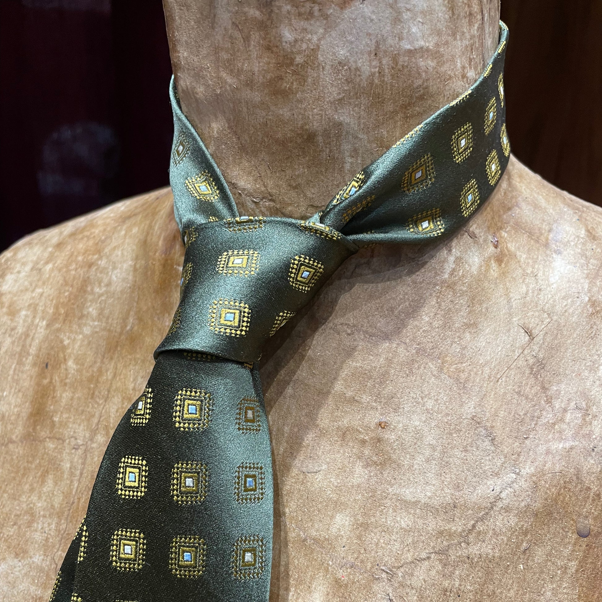 Ručně šitá hedvábná kravata - zelená se zlatým hranatým vzorem JDobias-tailoring