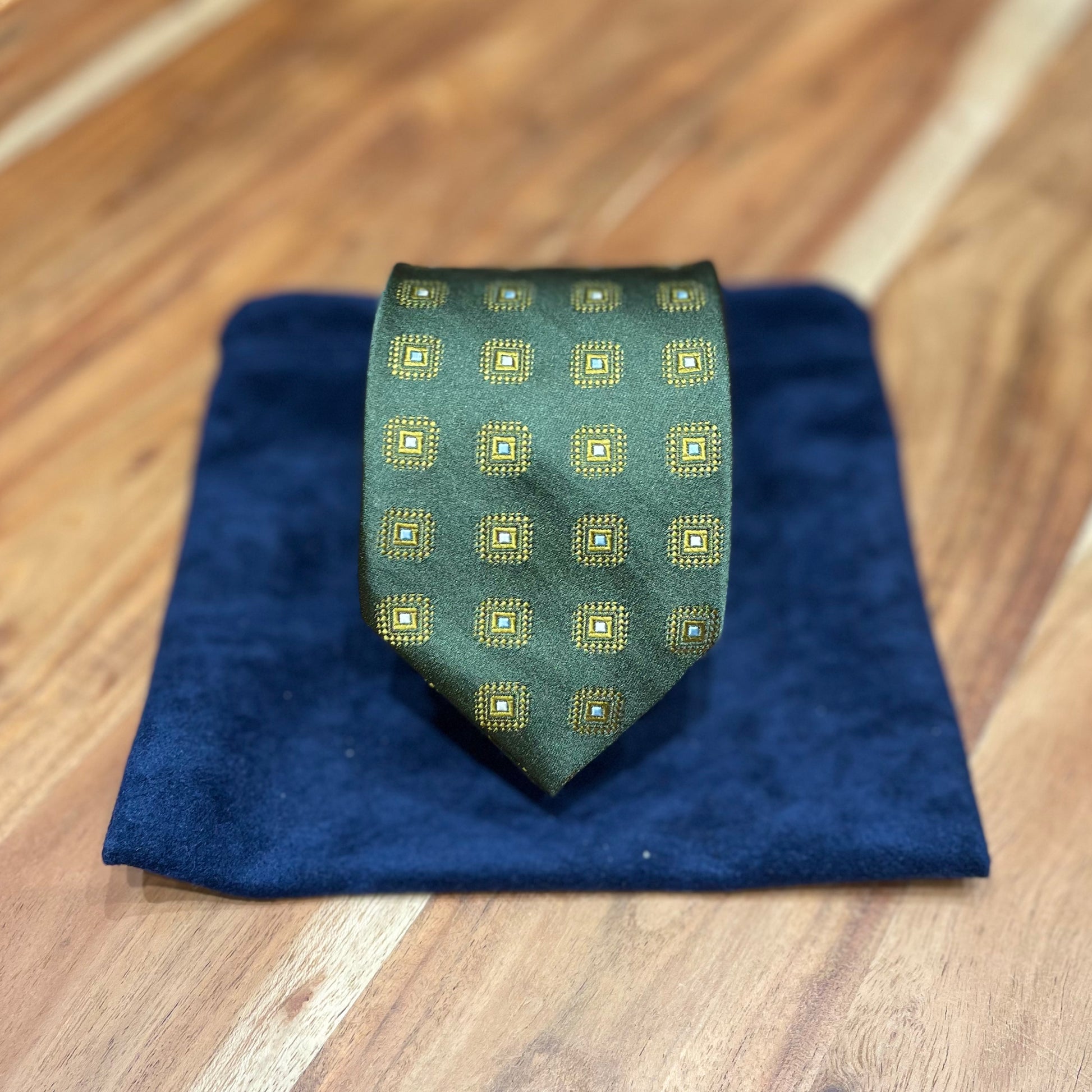 Ručně šitá hedvábná kravata - zelená se zlatým hranatým vzorem JDobias-tailoring