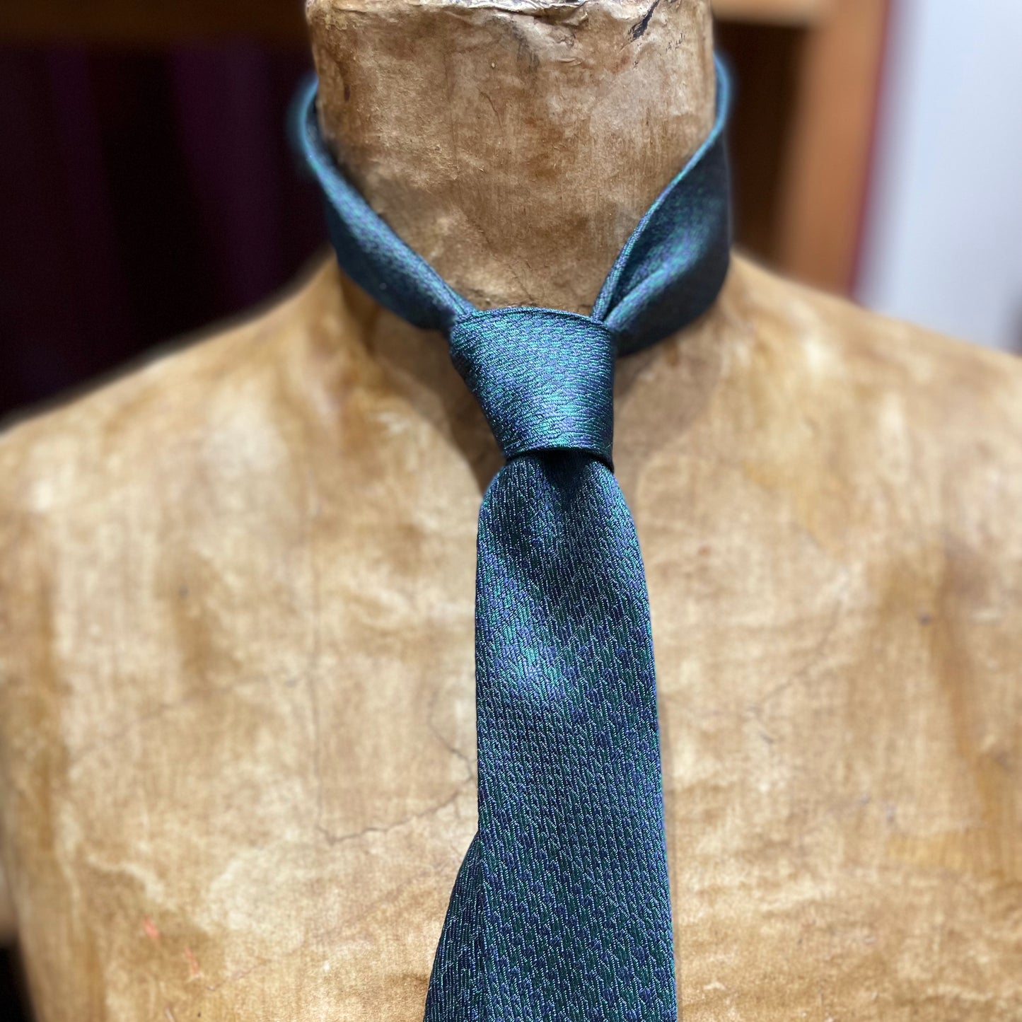 Ručně šitá hedvábná kravata - zelená s modrým vzorem JDobias-tailoring