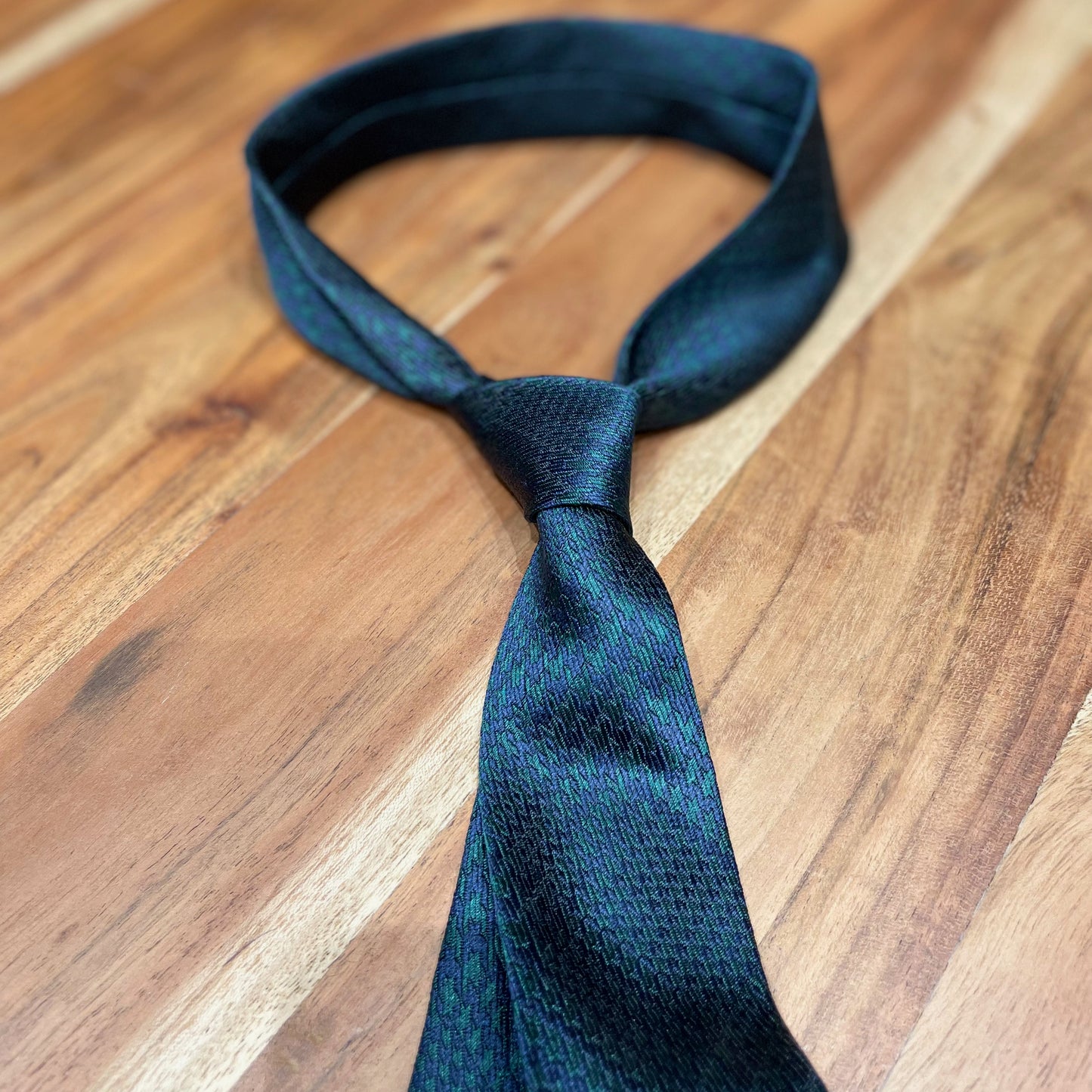 Ručně šitá hedvábná kravata - zelená s modrým vzorem JDobias-tailoring