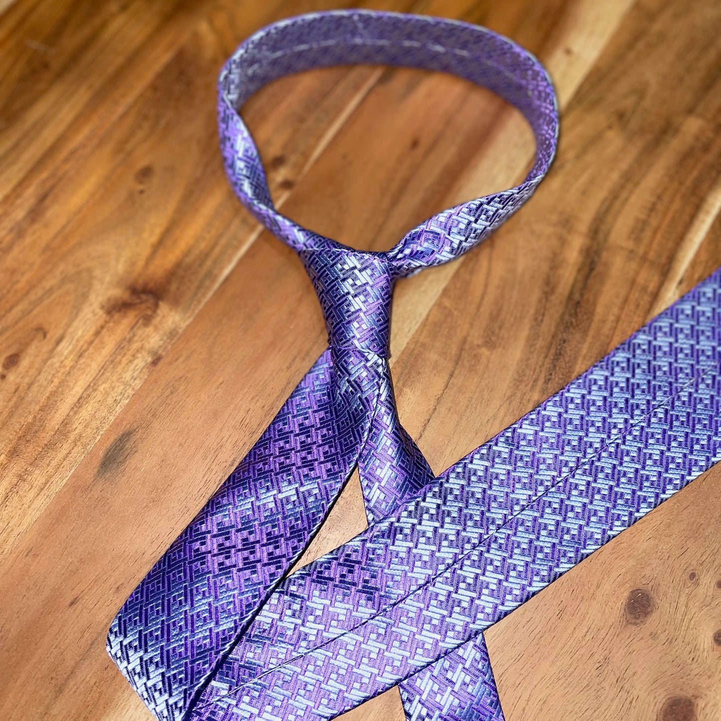 Ručně šitá hedvábná kravata - světle modrá s fialovým vzorem JDobias-tailoring