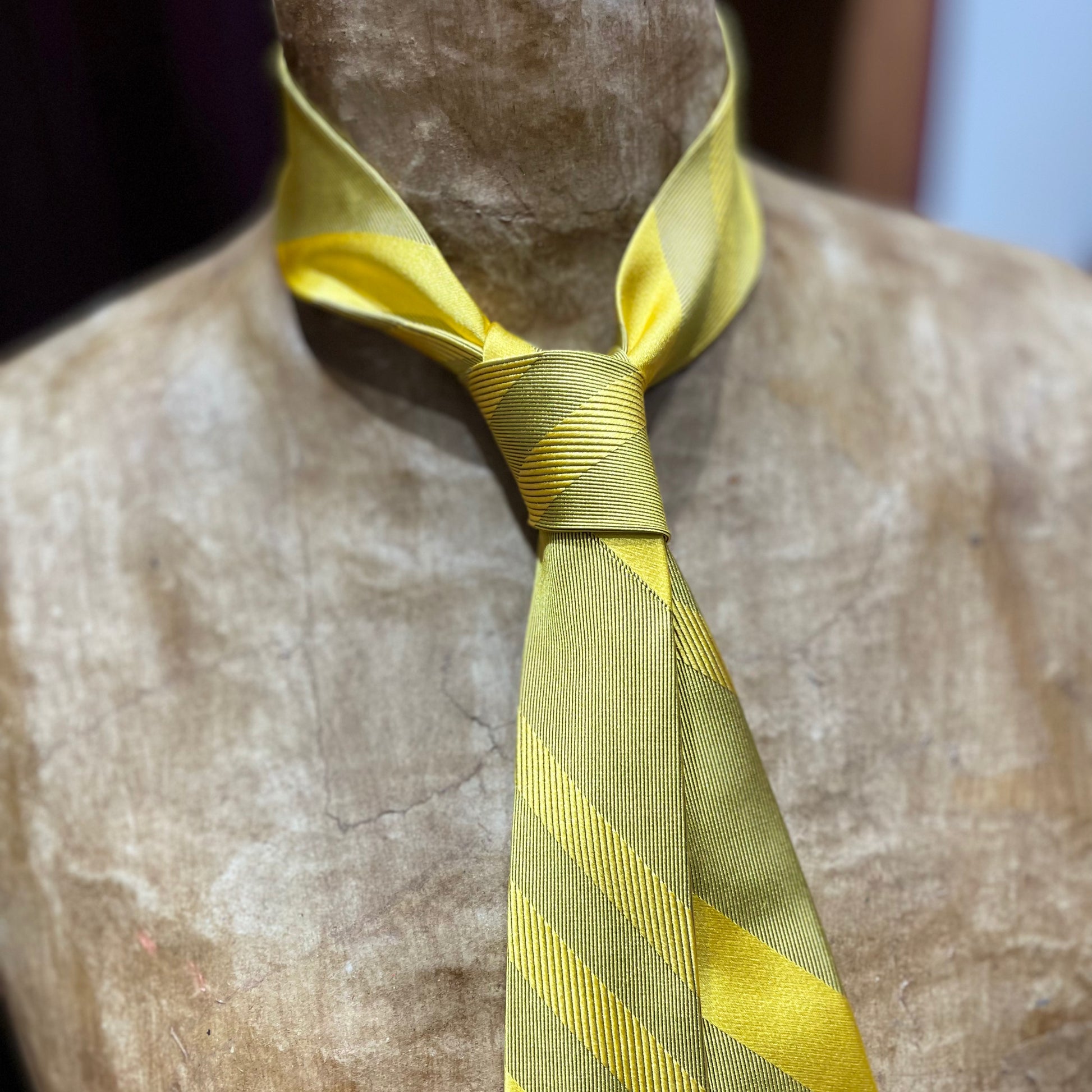 Ručně šitá hedvábná kravata - žlutá s jemným černým vzorem JDobias-tailoring