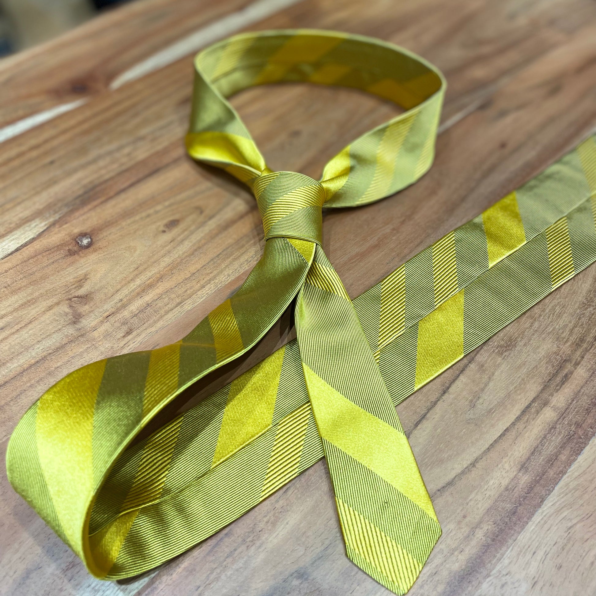 Ručně šitá hedvábná kravata - žlutá s jemným černým vzorem JDobias-tailoring