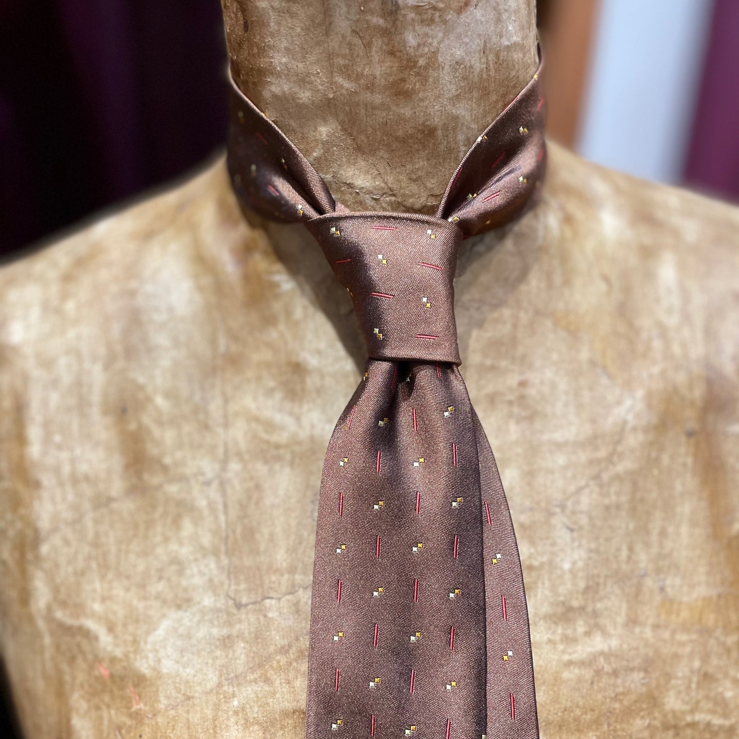 Ručně šitá hedvábná kravata - hnědá s jemným žlutým a červeným vzorem JDobias-tailoring