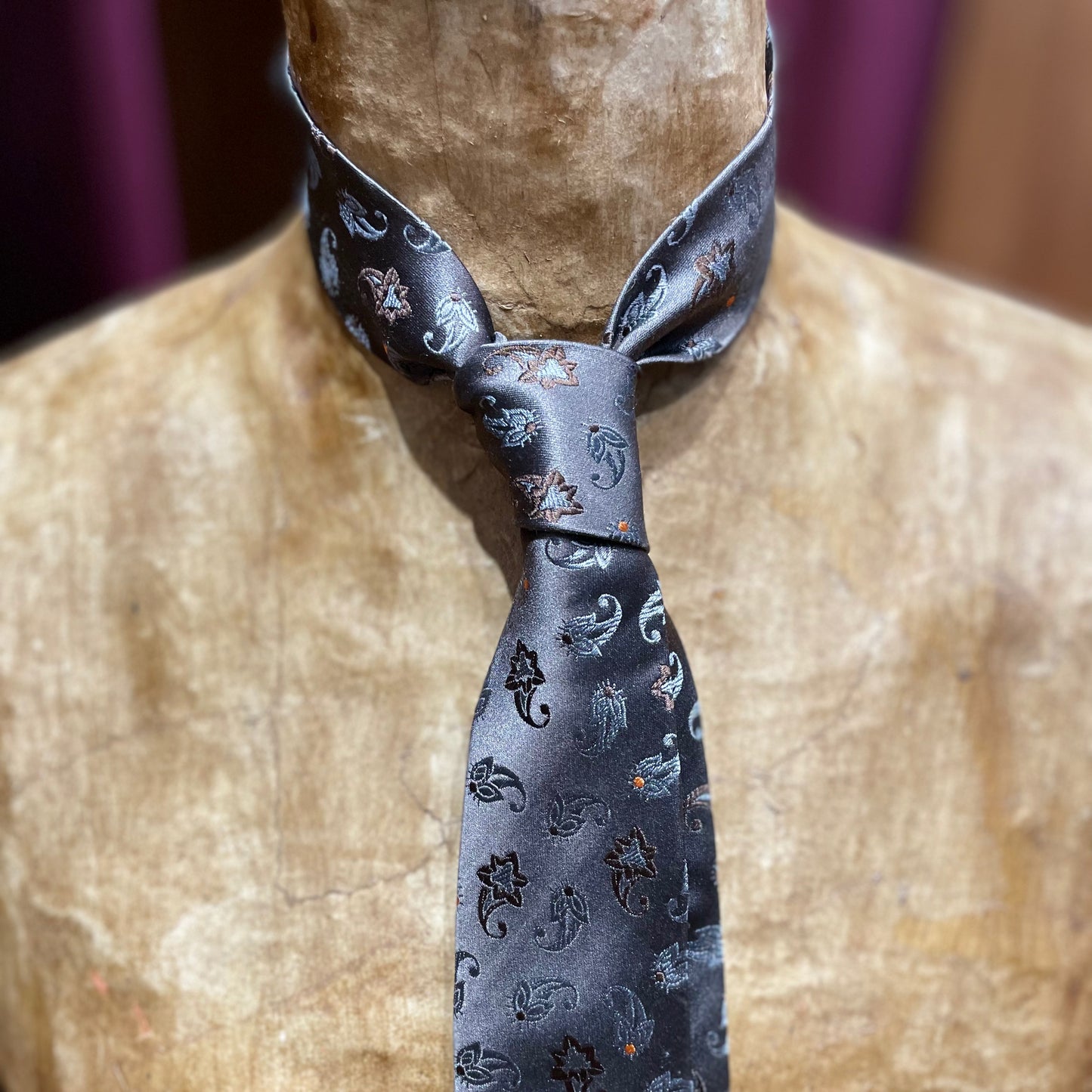 Ručně šitá hedvábná kravata - šedá s modrým a hnědým vzorem JDobias-tailoring