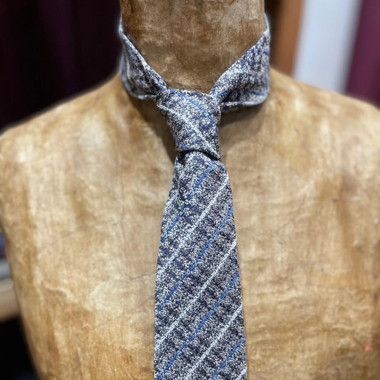 Ručně šitá hedvábná kravata - světle šedá s modrým, tmavým a světlým proužkem JDobias-tailoring