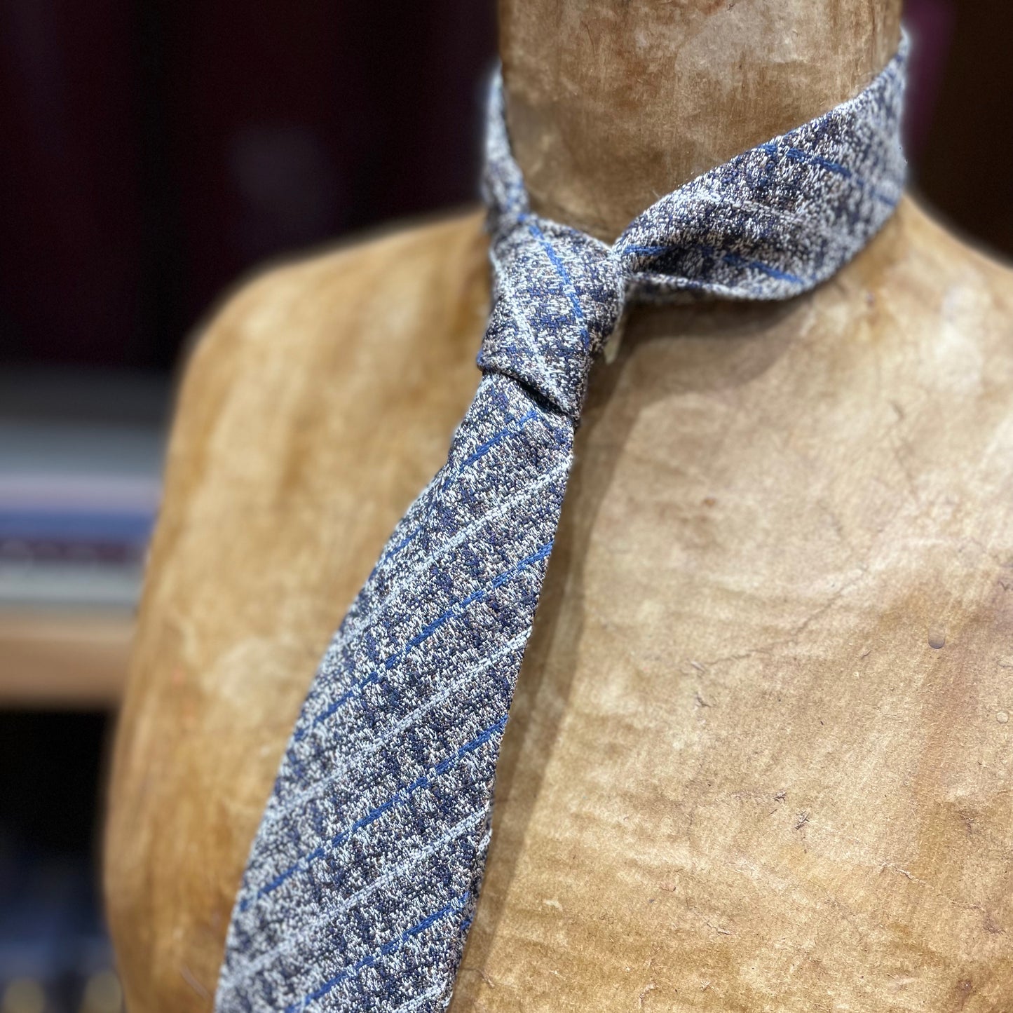 Ručně šitá hedvábná kravata - světle šedá s modrým, tmavým a světlým proužkem JDobias-tailoring