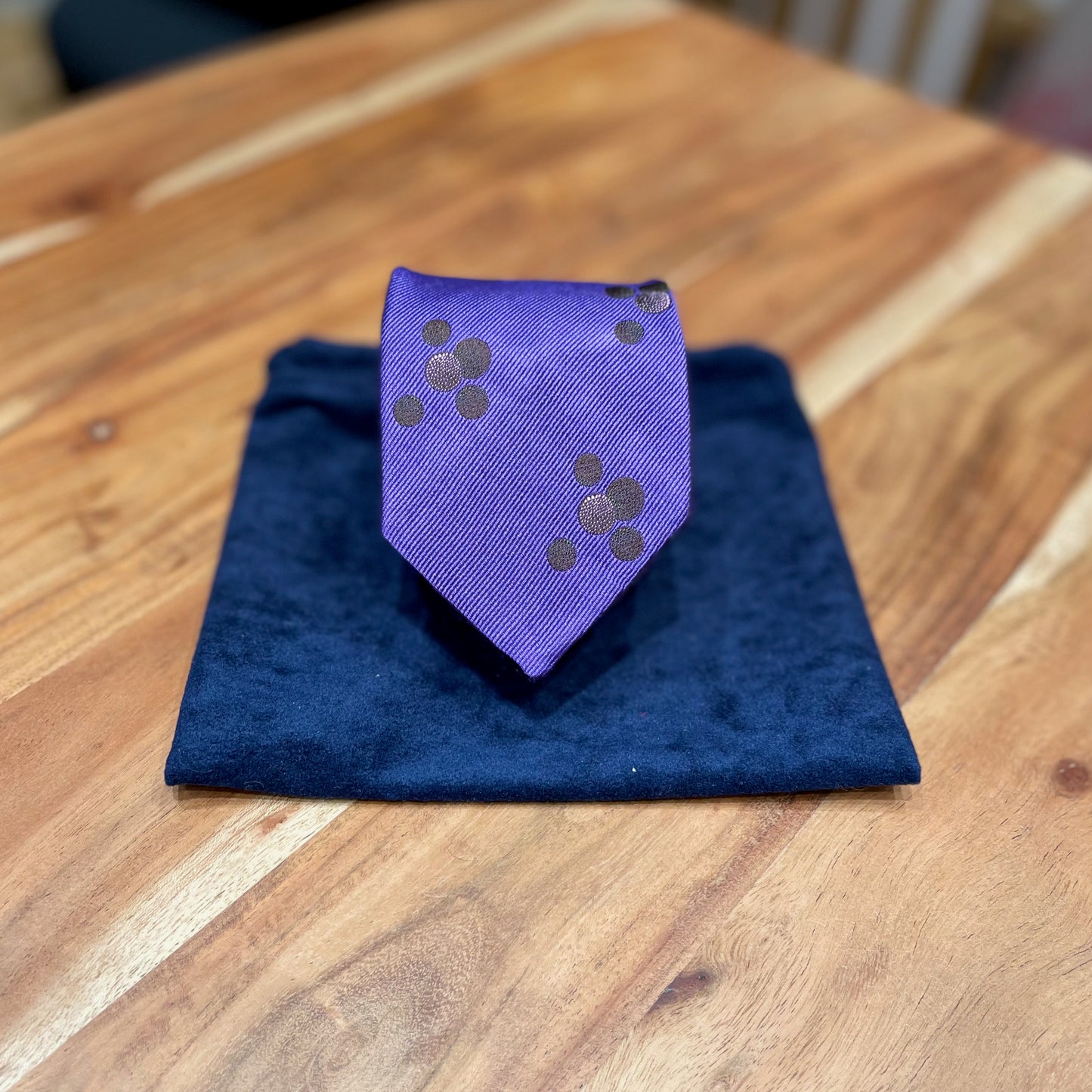 Ručně šitá hedvábná kravata - fialová s kruhovým vzorem JDobias-tailoring