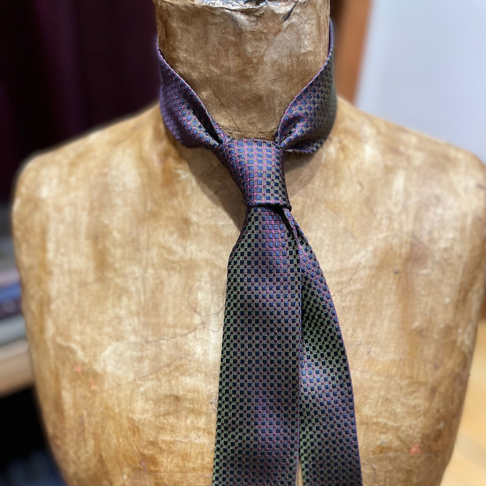 Ručně šitá hedvábná kravata - modrá s kostičkovanám vzorem JDobias-tailoring