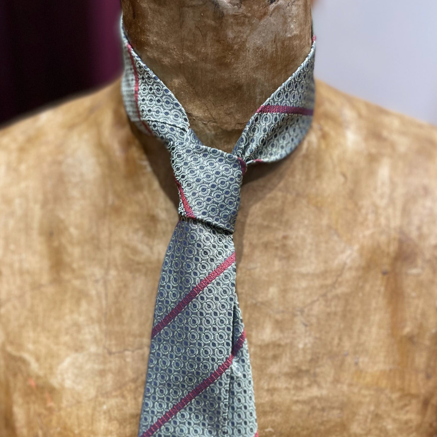 Ručně šitá hedvábná kravata - šedá se vzorem a červeným proužkem JDobias-tailoring