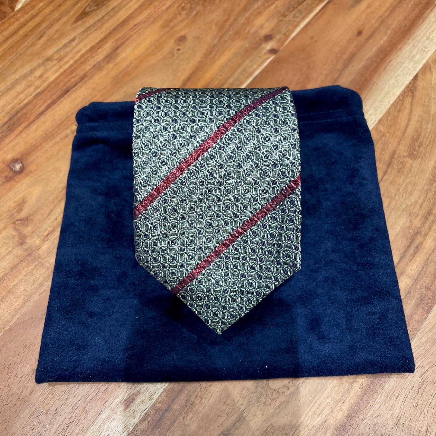 Ručně šitá hedvábná kravata - šedá se vzorem a červeným proužkem JDobias-tailoring