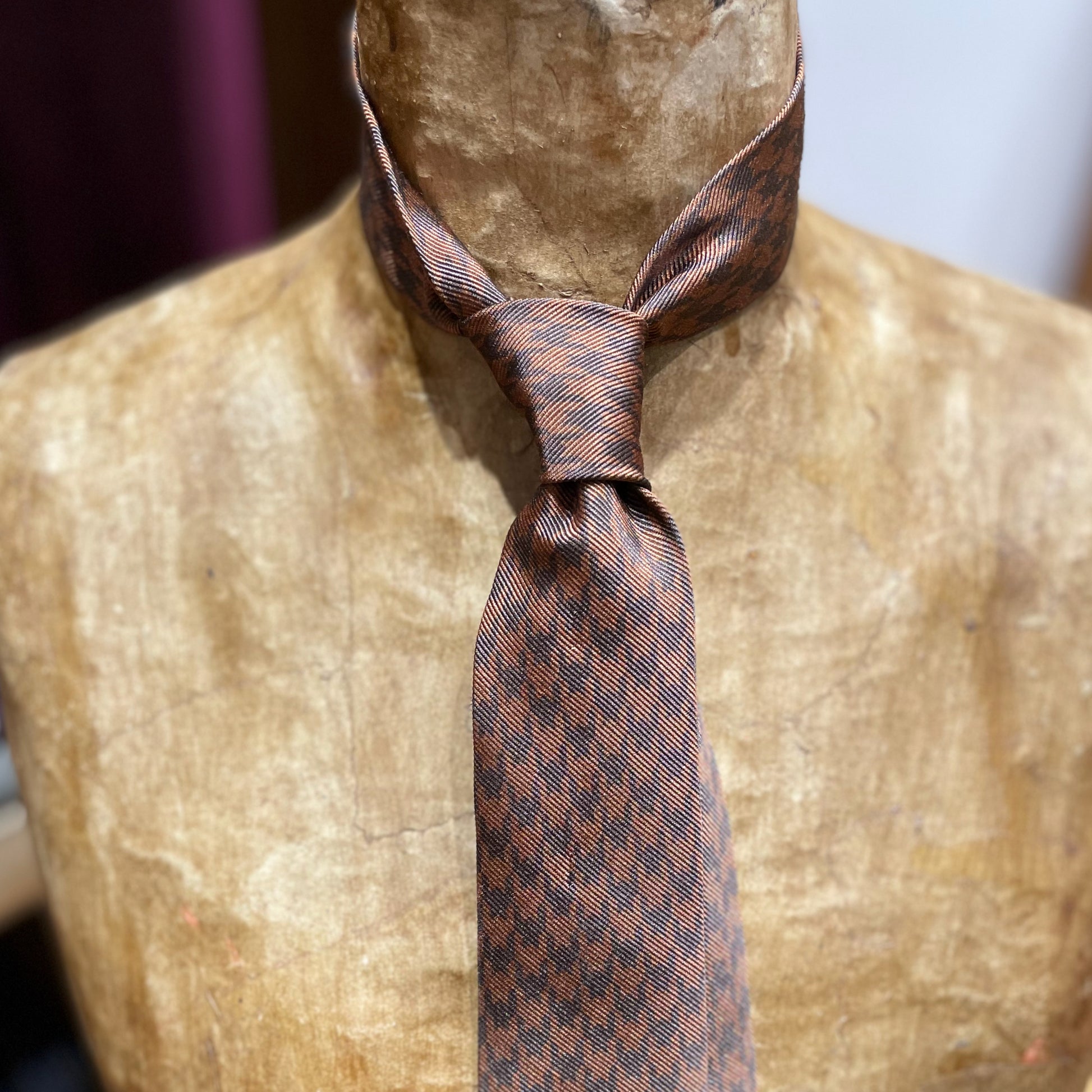 Ručně šitá hedvábná kravata - hnědá s tmavým vzorem JDobias-tailoring