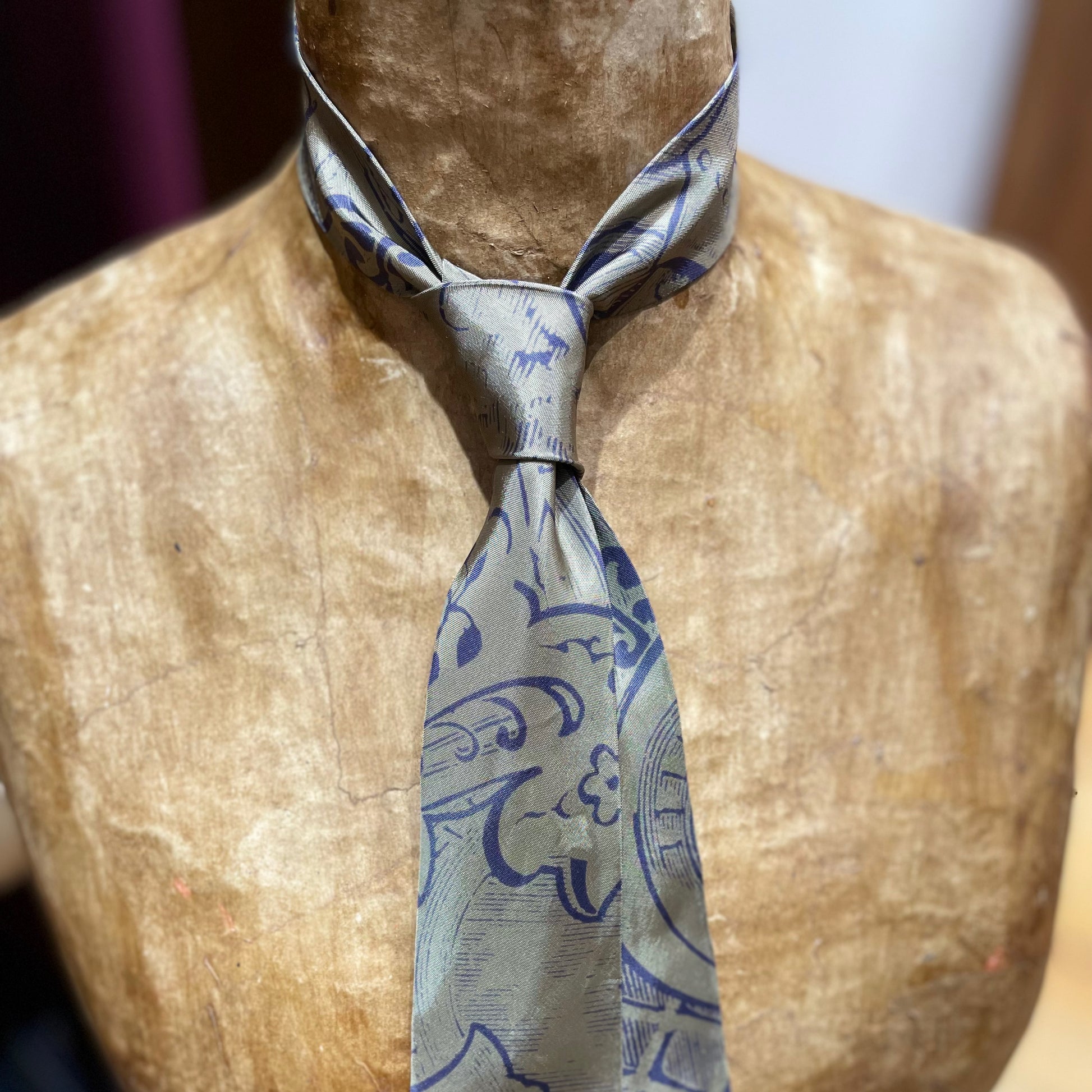 Ručně šitá hedvábná kravata - stříbrná s modrým vzorem JDobias-tailoring