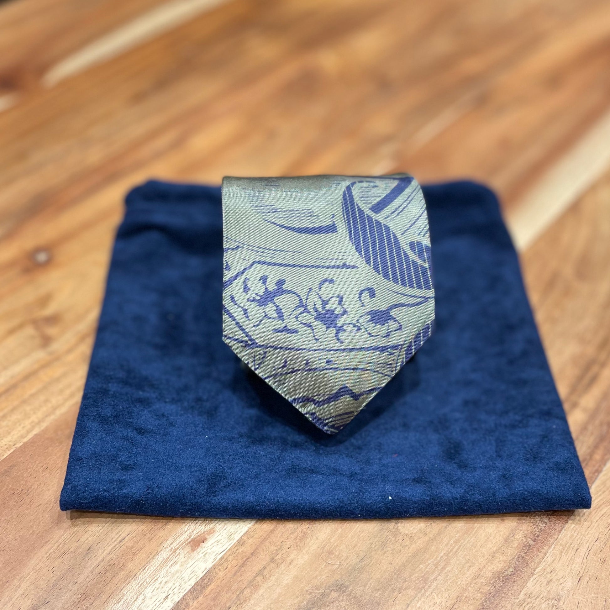 Ručně šitá hedvábná kravata - stříbrná s modrým vzorem JDobias-tailoring